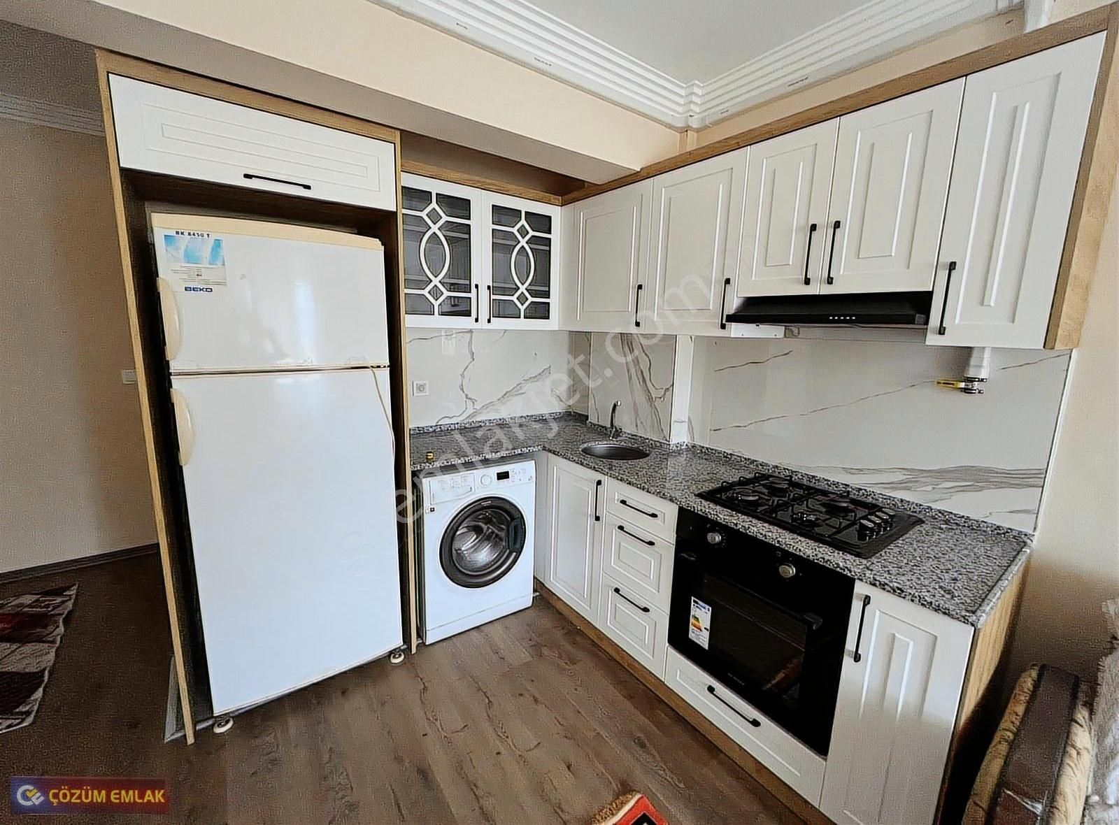 Çözüm Emlak'tan Muradiye'de Sıfır 1+1 Eşyalı Kiralık Daire