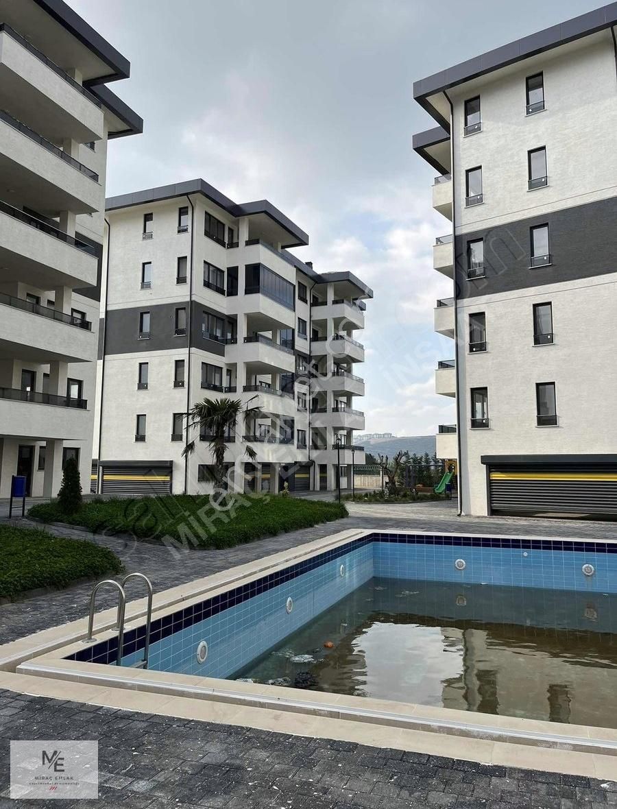 Miraç Emlaktan Alanyurtta Lüks Donatılı Site İçinde Sıfır Daire