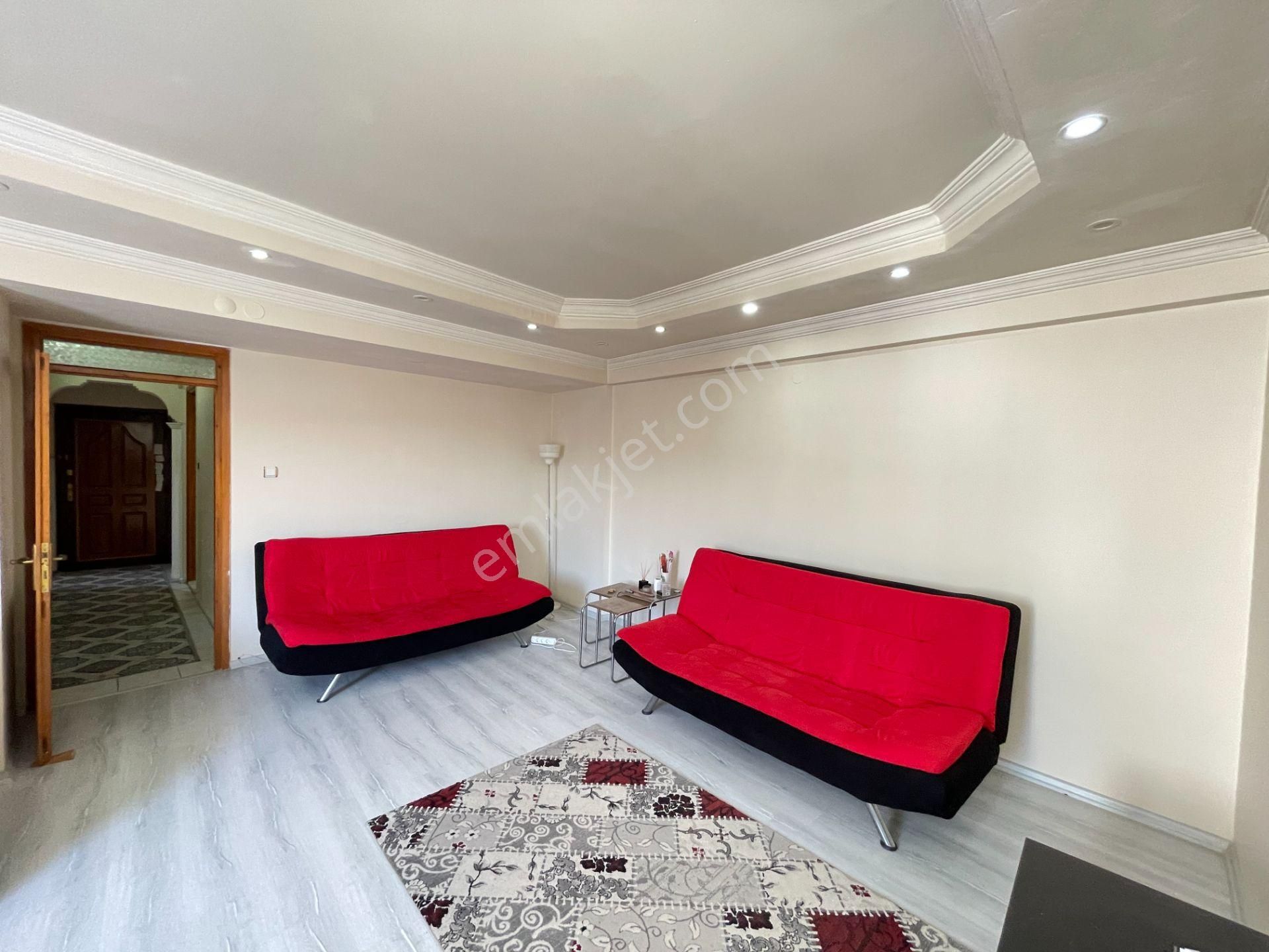 Bornova Merkez'de Pazar Yeri Yakını 2+1 Eşyalı Kiralık Daire
