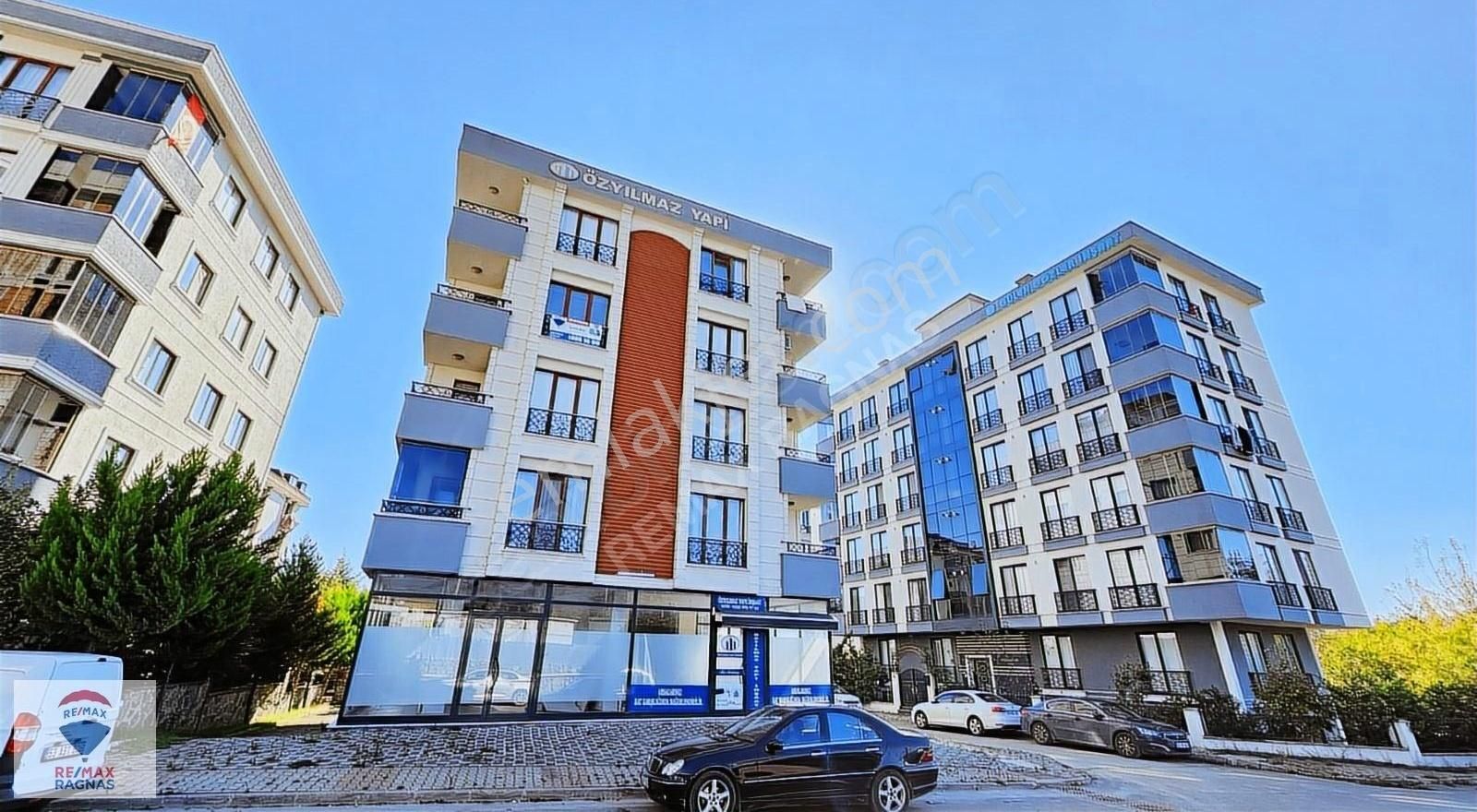 Çekmeköy / Alemdağ Mahallesinde Ara Kat, Boş Satılık 2+1 Daire.