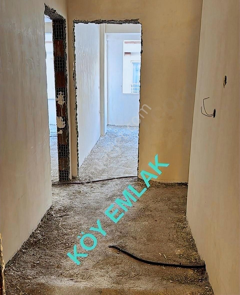 Köy Emlaktan 2+1 Açık Mutfaklı Daire Satışa Sunulmuştur.