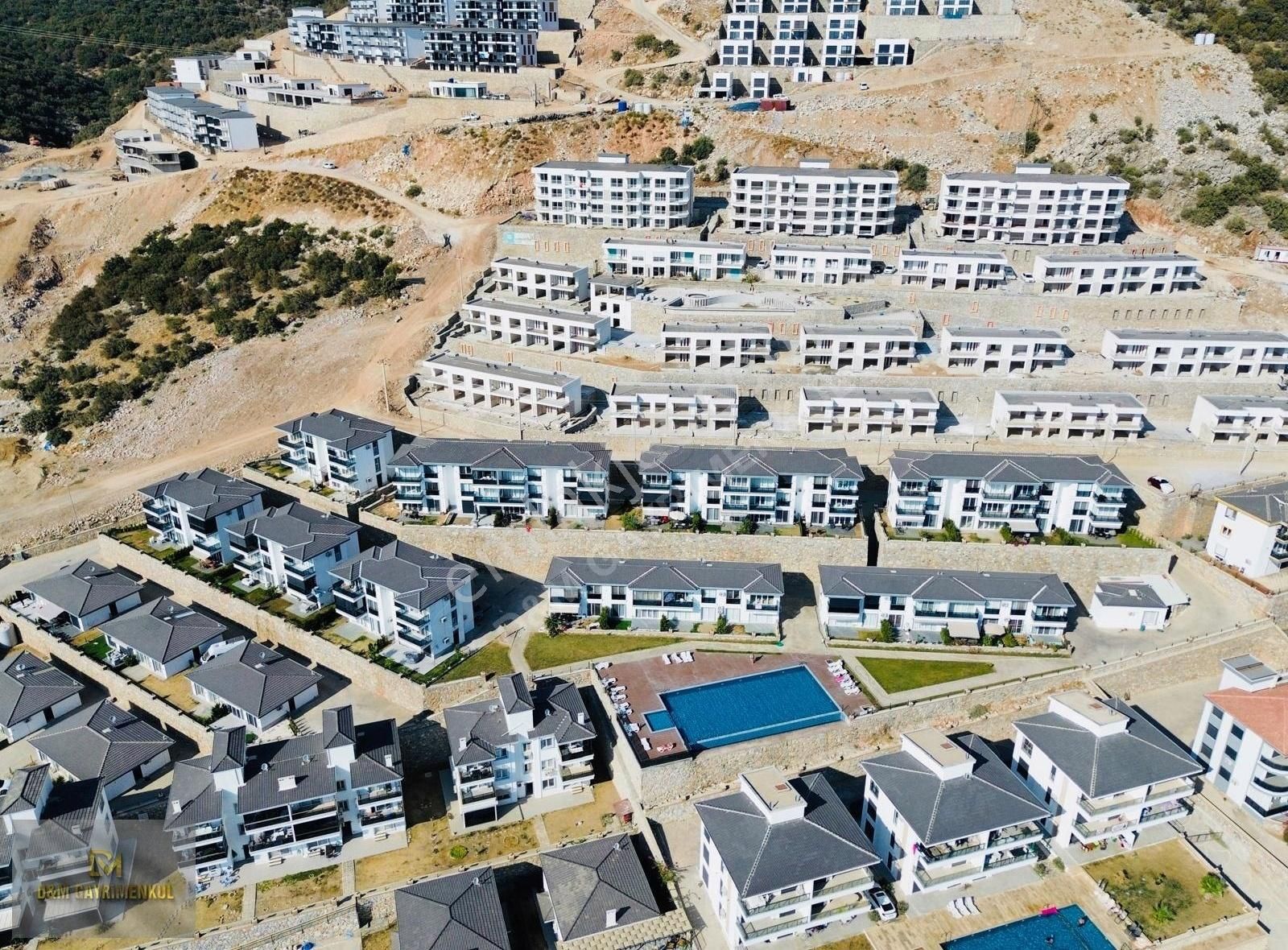 Akbükde Eşşsiz Manzaraya Sahip Havuzlu 2+1 Sıfır Daire - Görsel 23