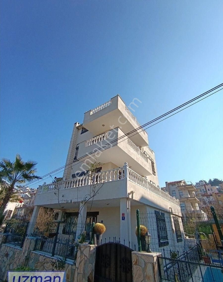 Panaromik Manzaralı Yüzme Havuzlu 5+2 Site İçi Müstakil Satılık Villa