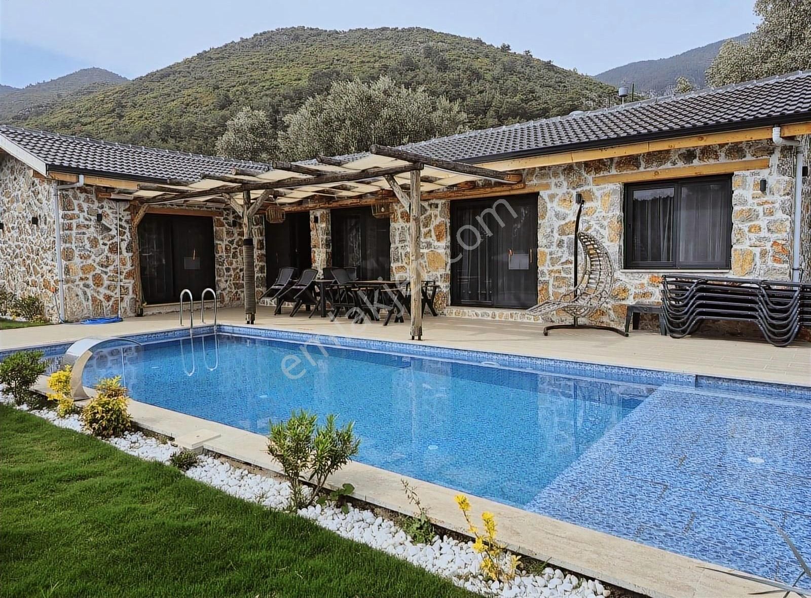 Müstakil, Havuzlu 2+1manzarası Havuzu Bahçesi Harika Bir Villa