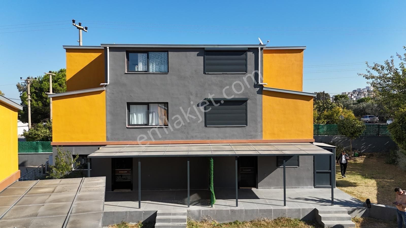 Kuşadası'nda Acil Satılık Havuzlu 3+1 Yazlık