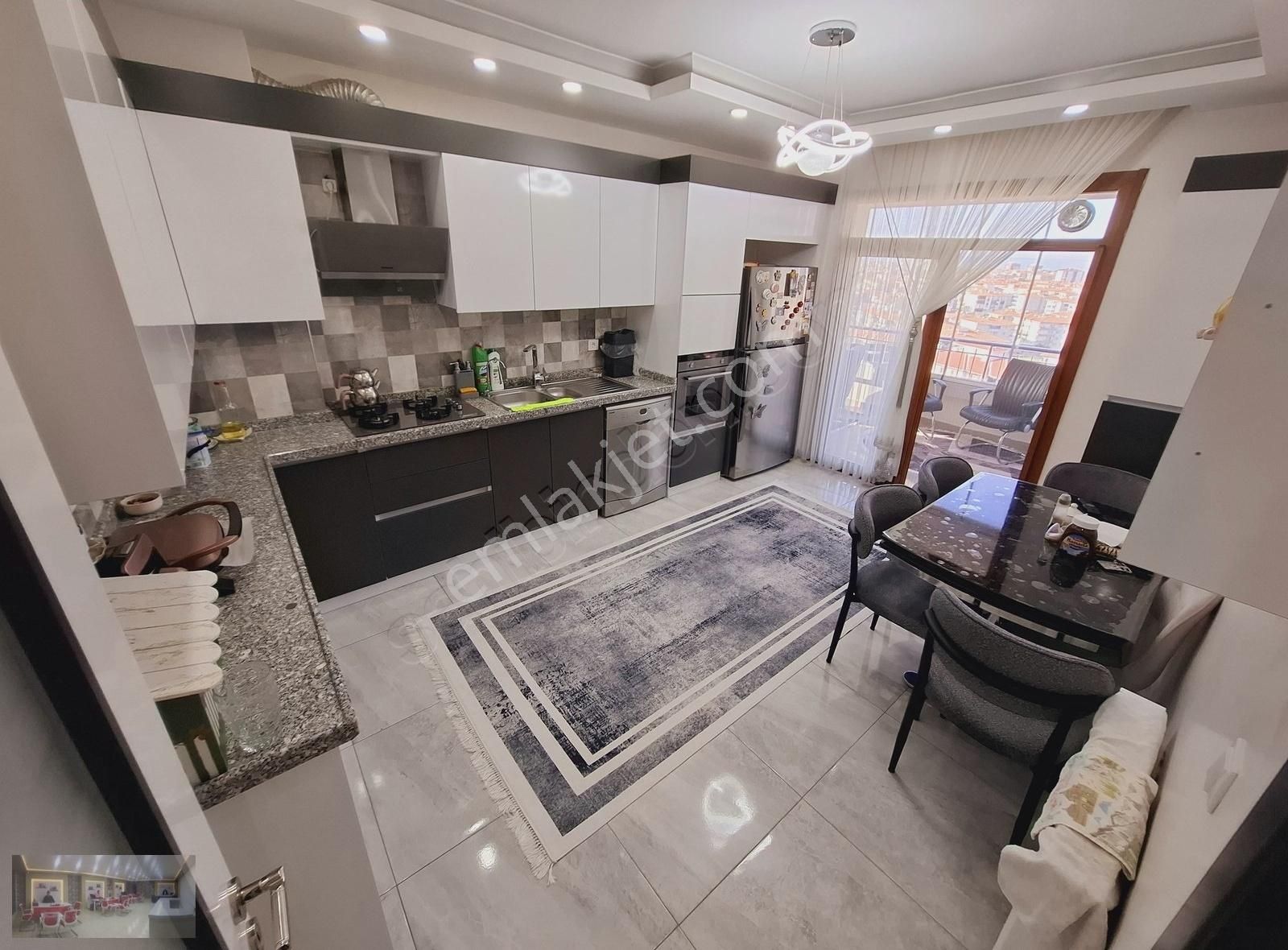 Site İçinde 4+1 Çift Kilerli Ebeveyn Banyolu Süper Lüx Daire