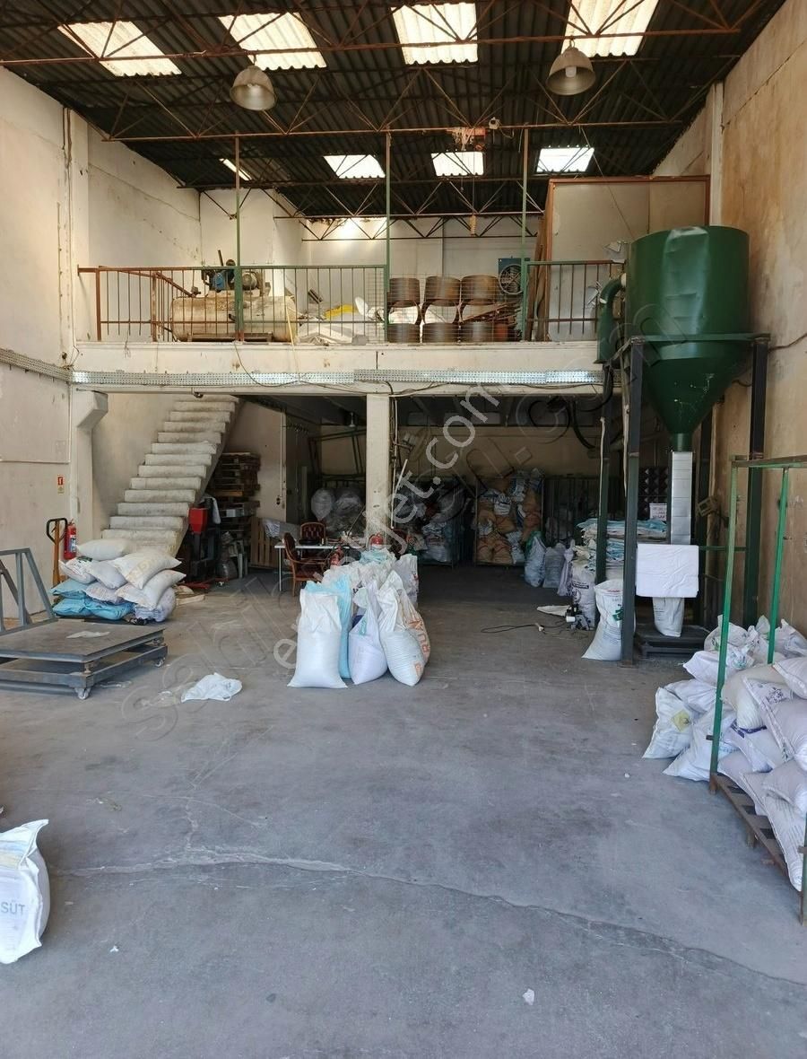 Çiğli Ata Sanayinde Devren Kiralık Büyük Dükkan