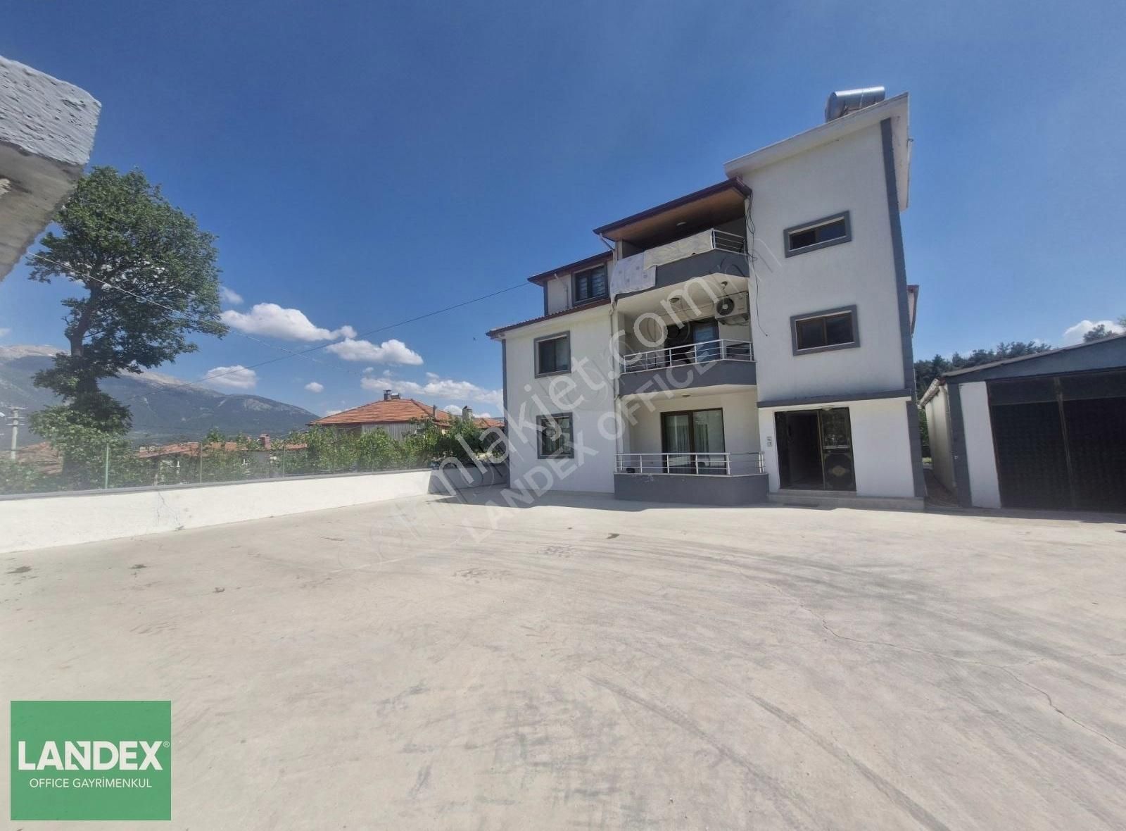 Landex'den Karataş'ta 1090m2 Arsa İçin'de 3 Daireli Müstakil