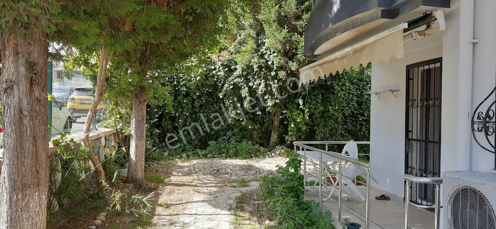 Kuşadası İkiçeşmelik'de Havuzlu, Güvenlikli Site İçerisinde 1+1 Bahçe Katı Daire