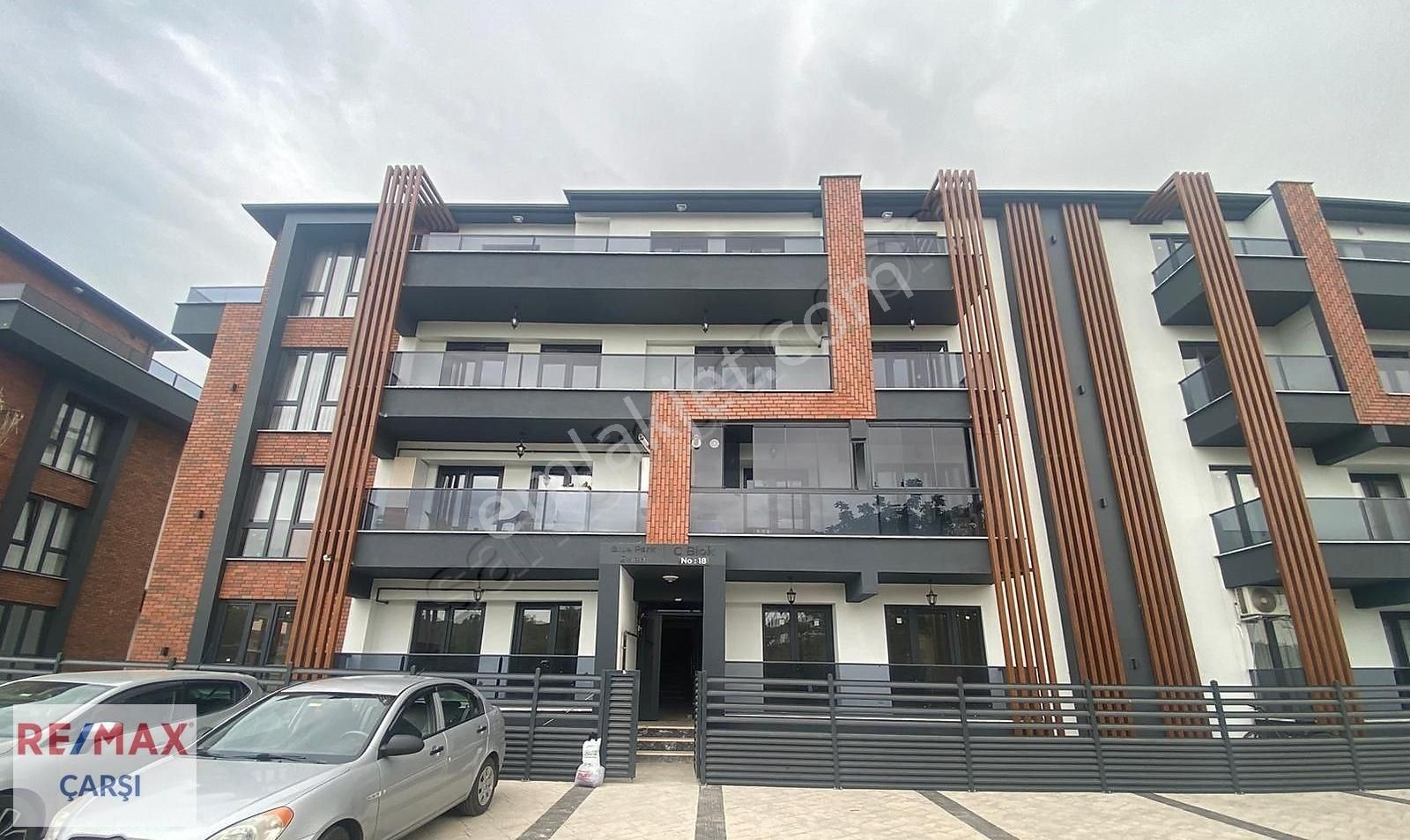 Remax Çarşı'dan Kartepe Blue Park Evleri'nde 3+1 Satılık Daire