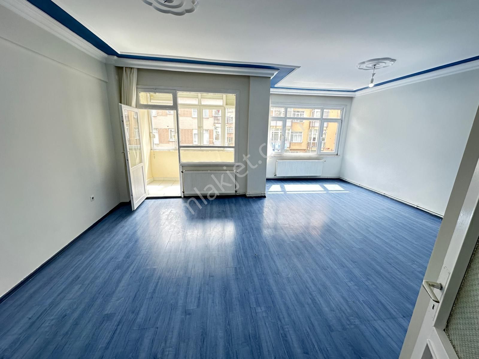 Kozyatağında Minibüs Caddesine Yakın 3+1 Kombili Daire Emlak Masası