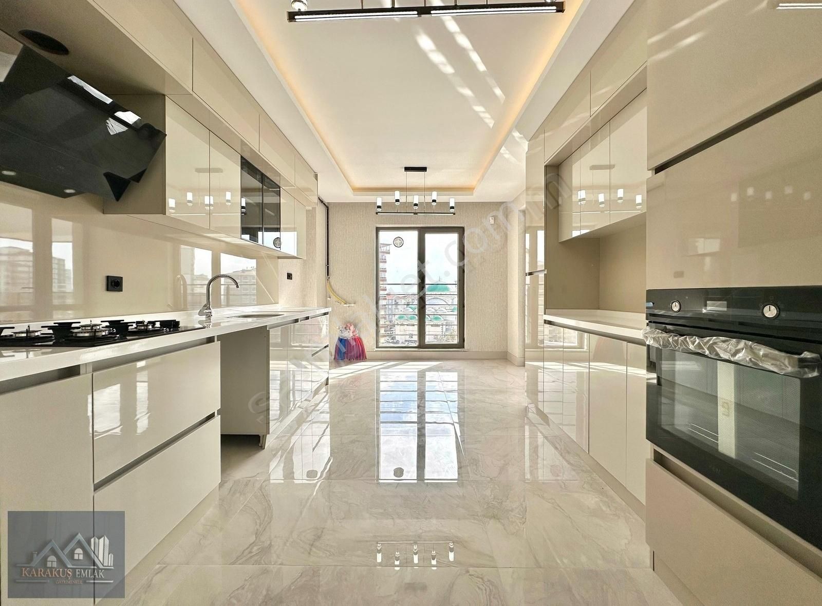 Karakuş'tan █ Bulvar Üstü Site'de, K.garajlı Ultralüks 195m² 4+1