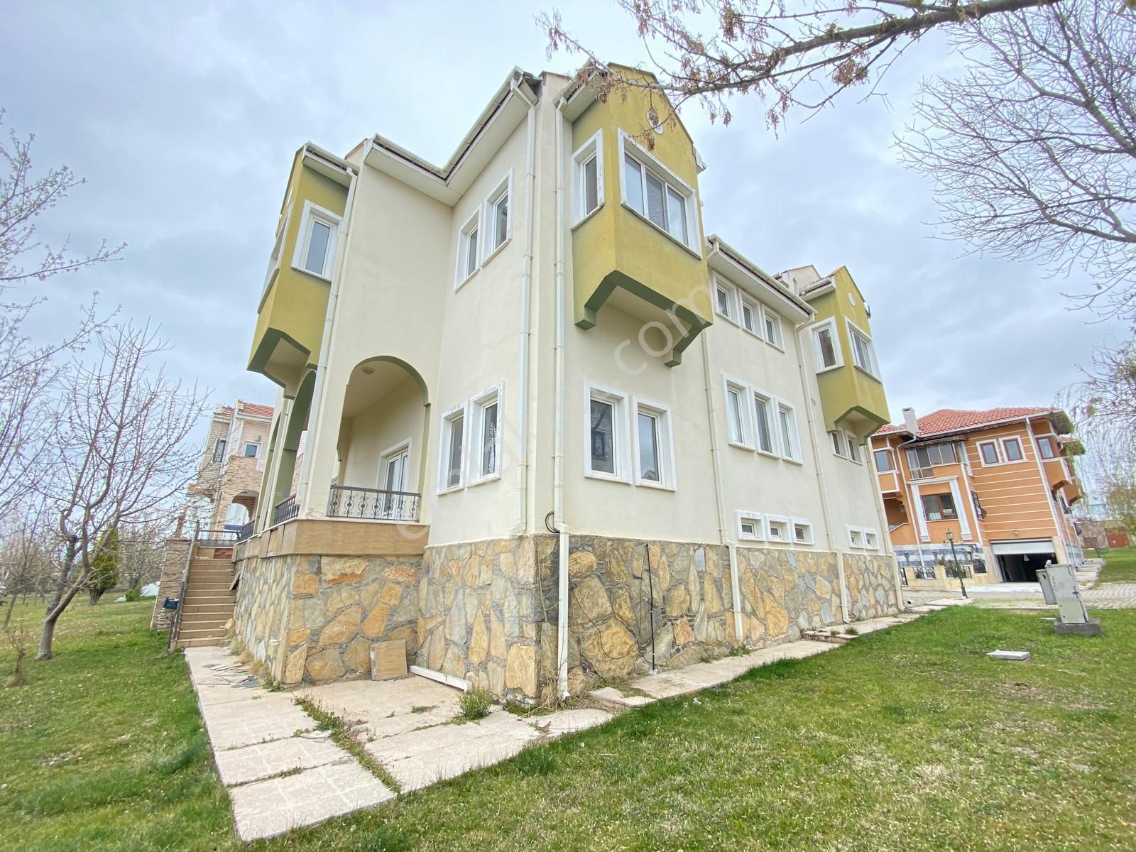 Esgyo'dan Bursa Yolu Gizli Bahçe Konakları'nda Tripleks Villa