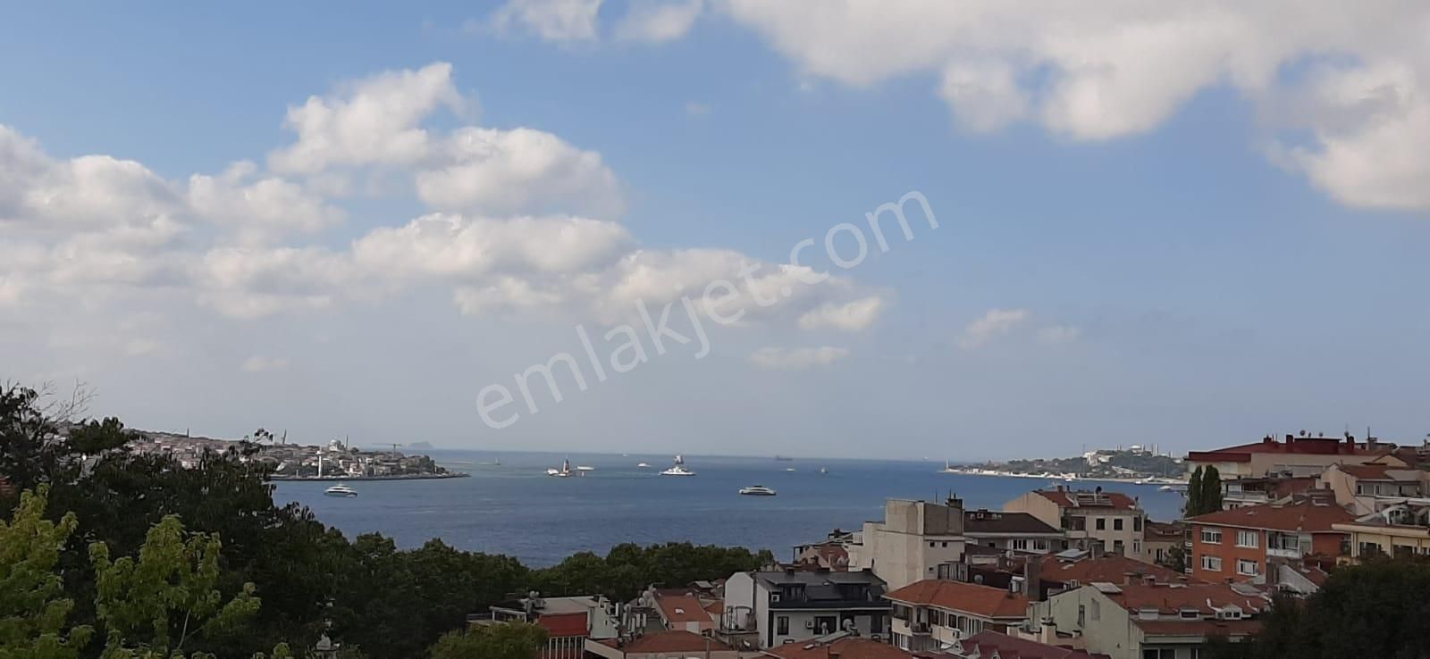 Beşiktaş'ta Sahile Yakın Boğaz Manzaralı Ve Full Eşyalı Bakımlı Kiralık 2+1 Daire