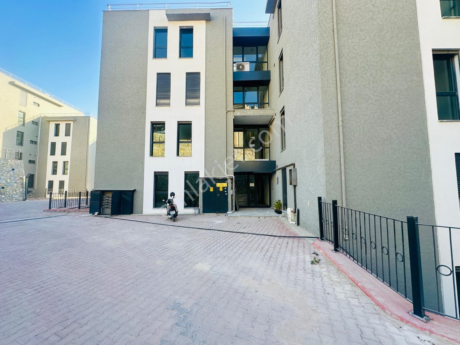 Eviz Royal Panorama Bahçe Katı Deniz Manzaralı 3+1 Daire Satılık - Görsel 32