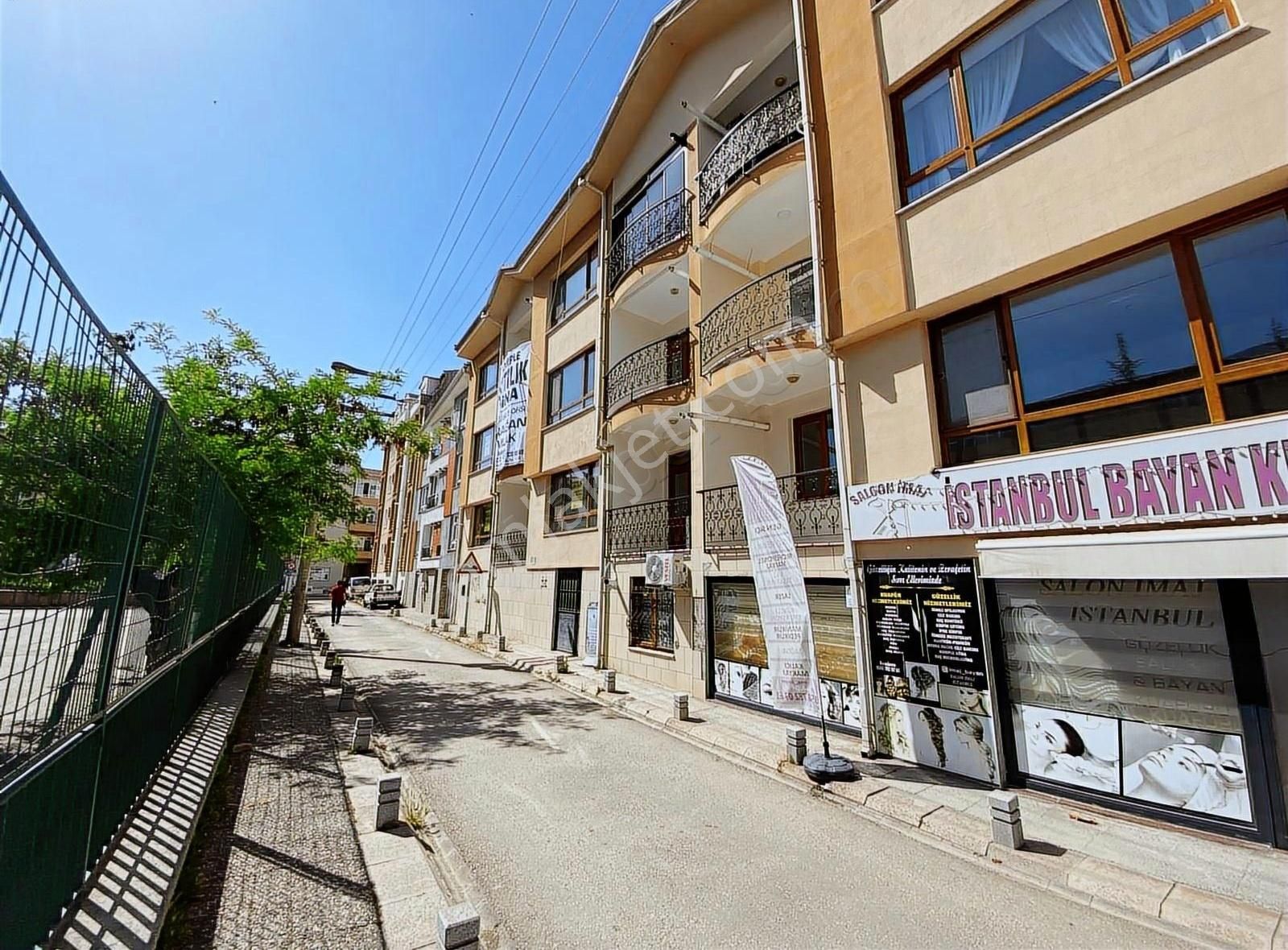 Çırağan Emlak'tan İhsaniye Mah.ana Cad.yakını Bakımlı 3+1 Daire