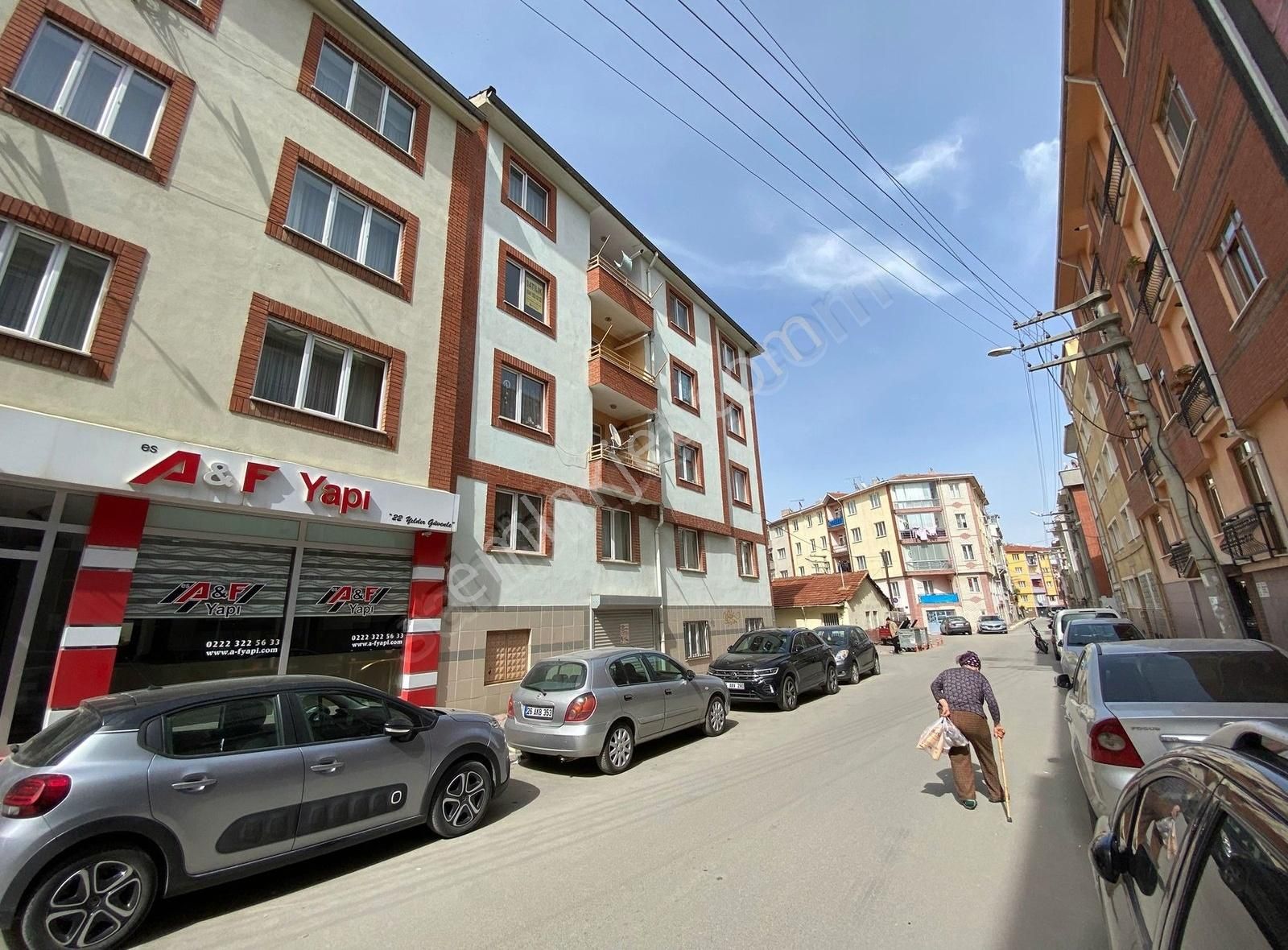 Çırağan Emlak'tan Tunalı Mah.sakarya Caddesi Yakını 2+1 Daire