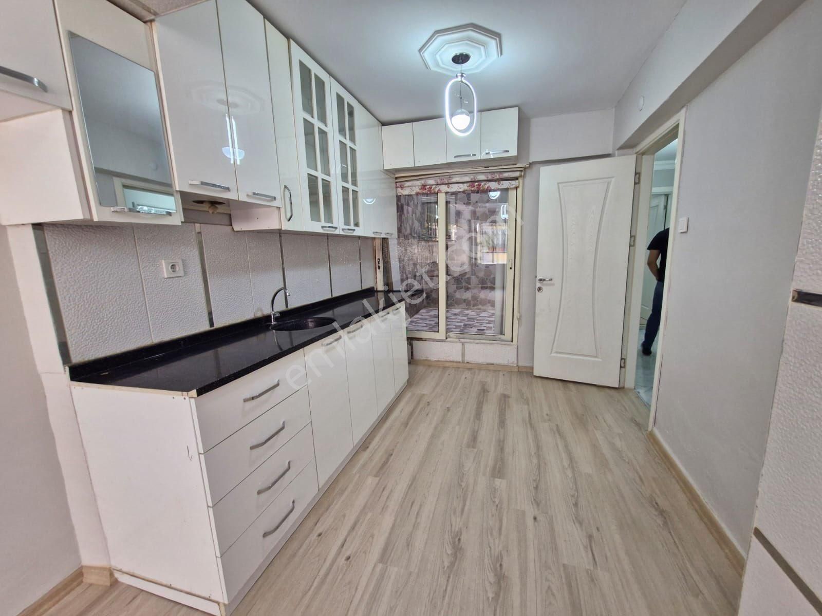 Acil Satılık 2+1 80m2 Y.giriş Bakımlı Metro Yakını
