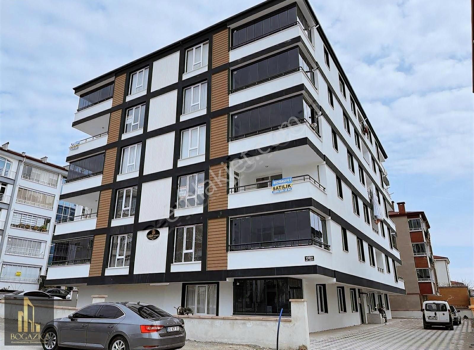 Boğaziçi Emlak'tan Satılık 3+1 Ara Kat Daire Güney Batı Cepheli