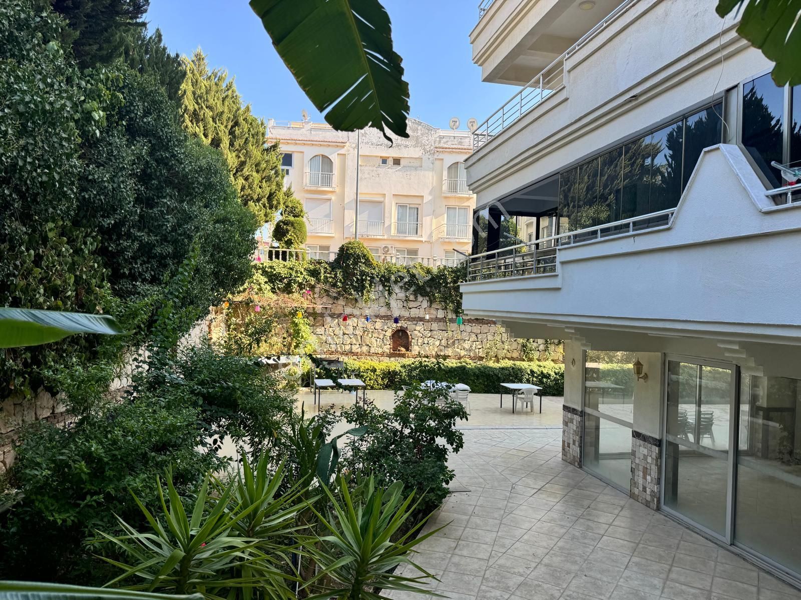 Didim Efelerde Havuzlu Sitede Yüksek Giriş 2+1 Geniş Daire