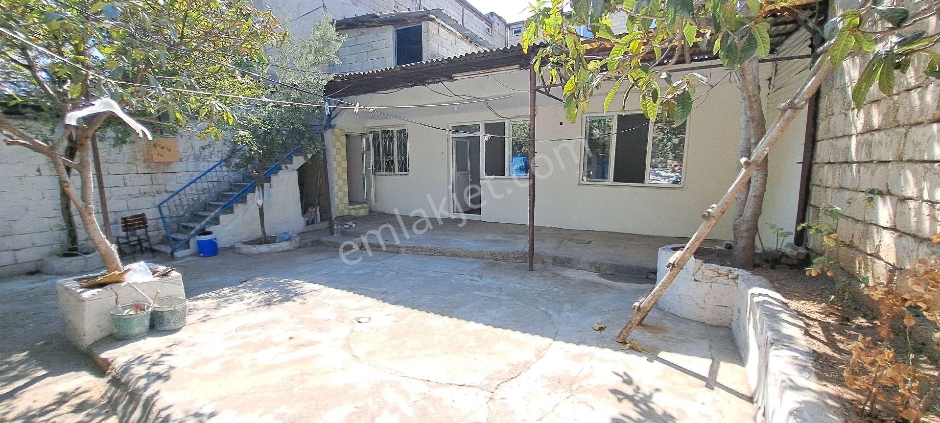 Bahçeli Otoparklı Müstakil Ev