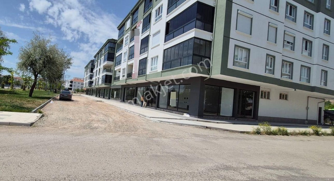 Fatih Mah 1700 Metrekare Kiralık Dükkan