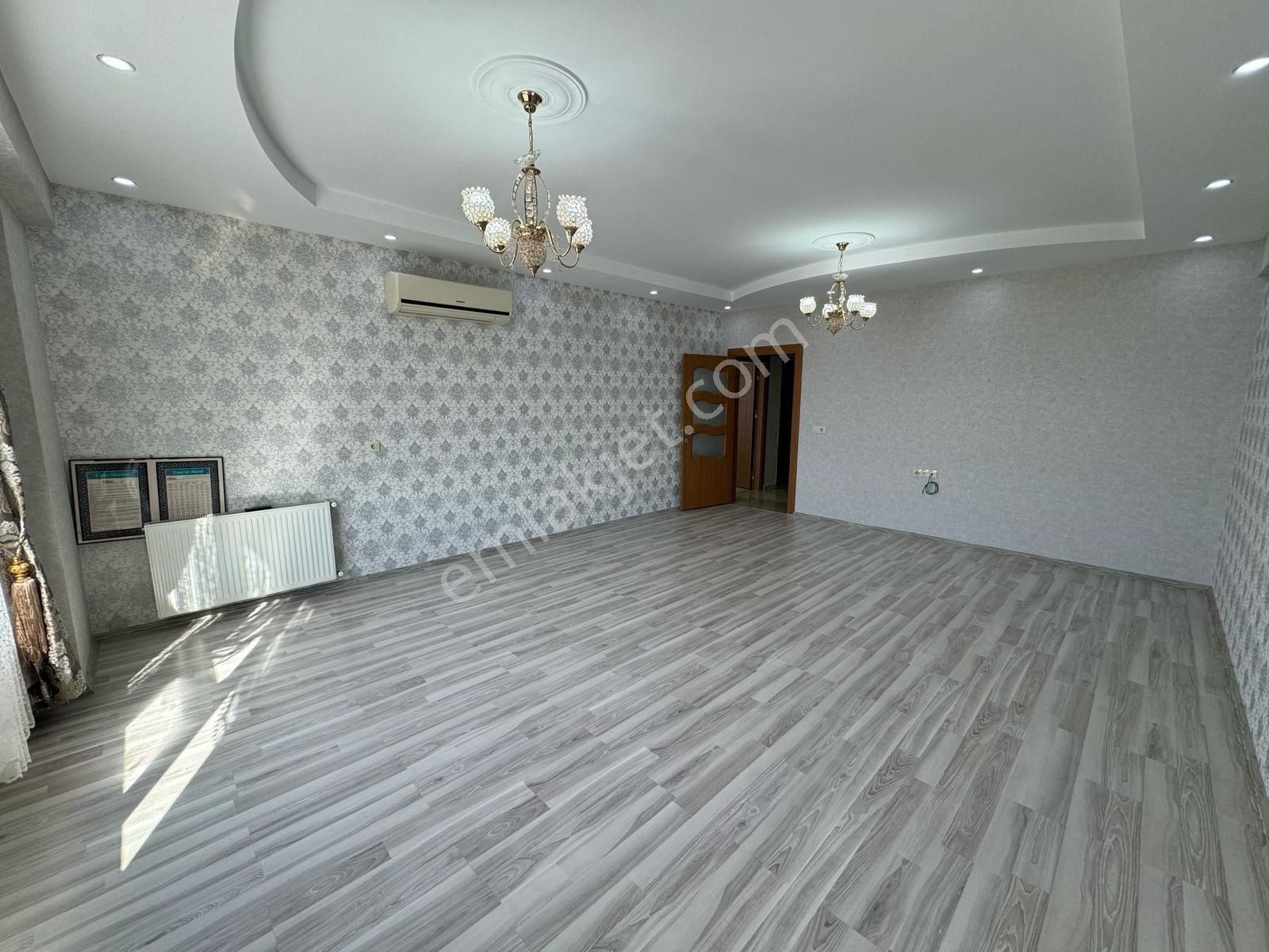Acil Emlaktan Satılık 4 + 1 Daire