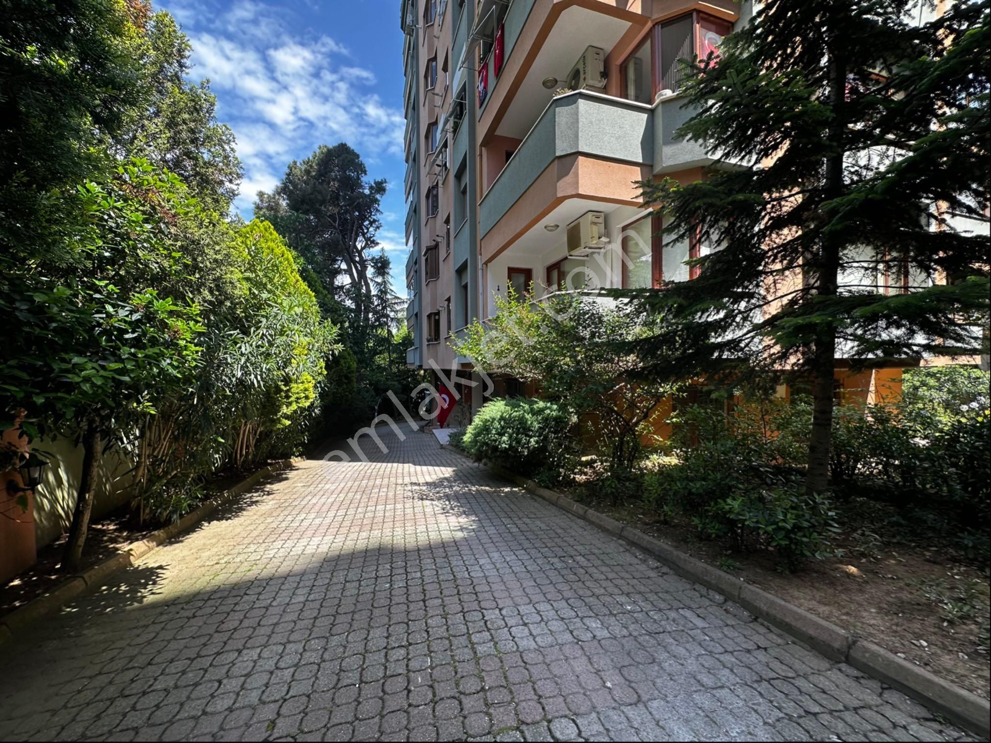 Acıbadem Çamlık Sitesinde Bakımlı 4+1 Satılık Daire