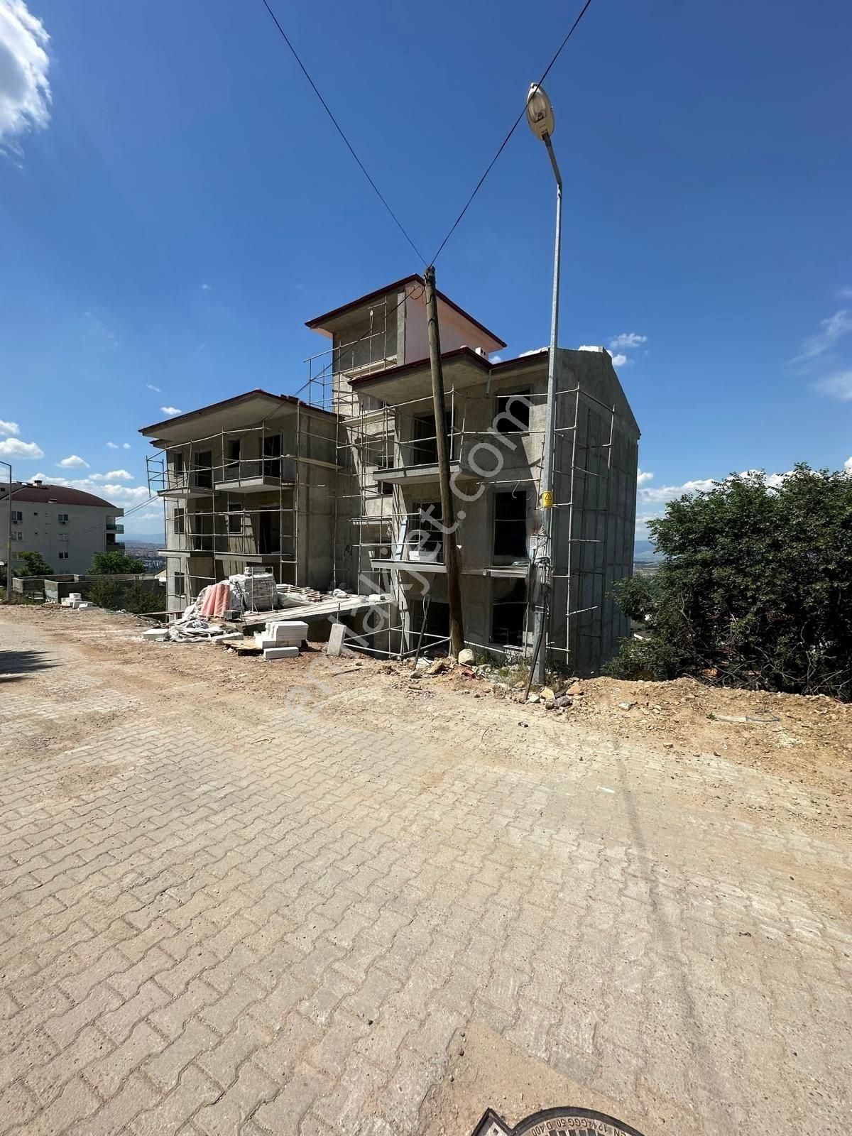Zeytinköy'de Denizli Manzaralı Natamam 1+1 Balkonlu Sıfır Apart
