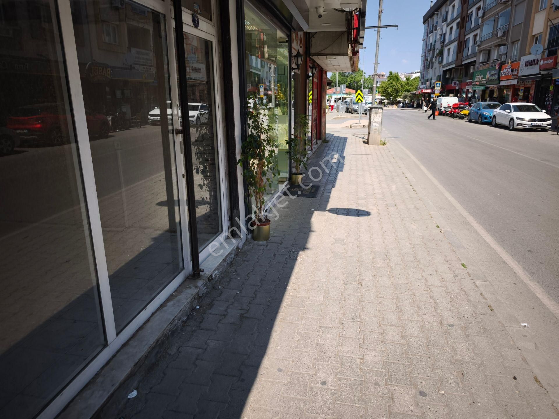 Abdulhamit Yavuz Caddesi Üzeri Meydan Yakını Kiralık 30 M2 İşyeri