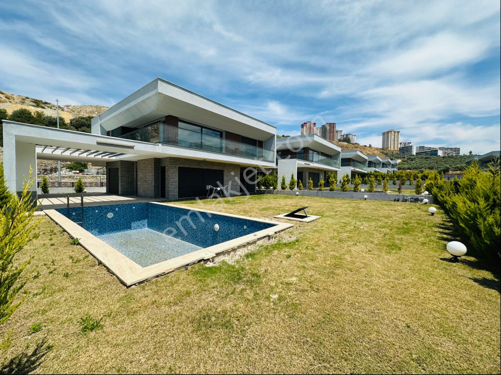 Kuşadası Avm Bölgesi 580m2 Arsalı Ultra Lüks Sıfır Villa