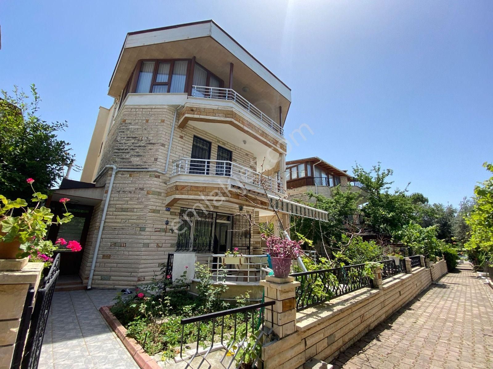 Altınoluk Denize 200 Mt Mesafede Bahçeli Site İçi Bağımsız Bahçeli 3+2 Masrafsız Triblex Villa