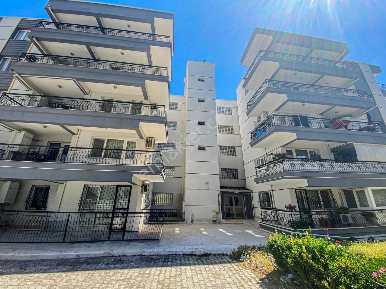 İzmir Bayraklı Osmangazi Mahallesinde 3+1 Satılık Daire