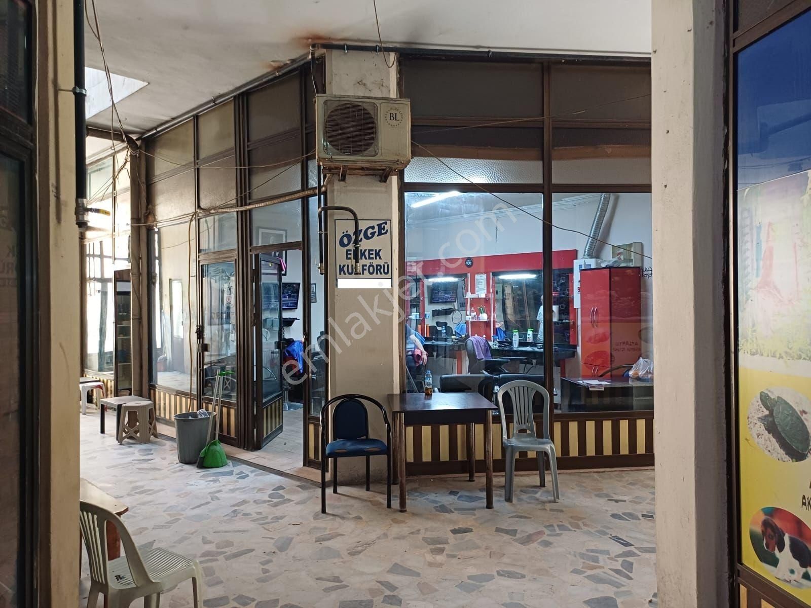 Atalar Caddesinde Pasaj Girişi Satılık Dükkan
