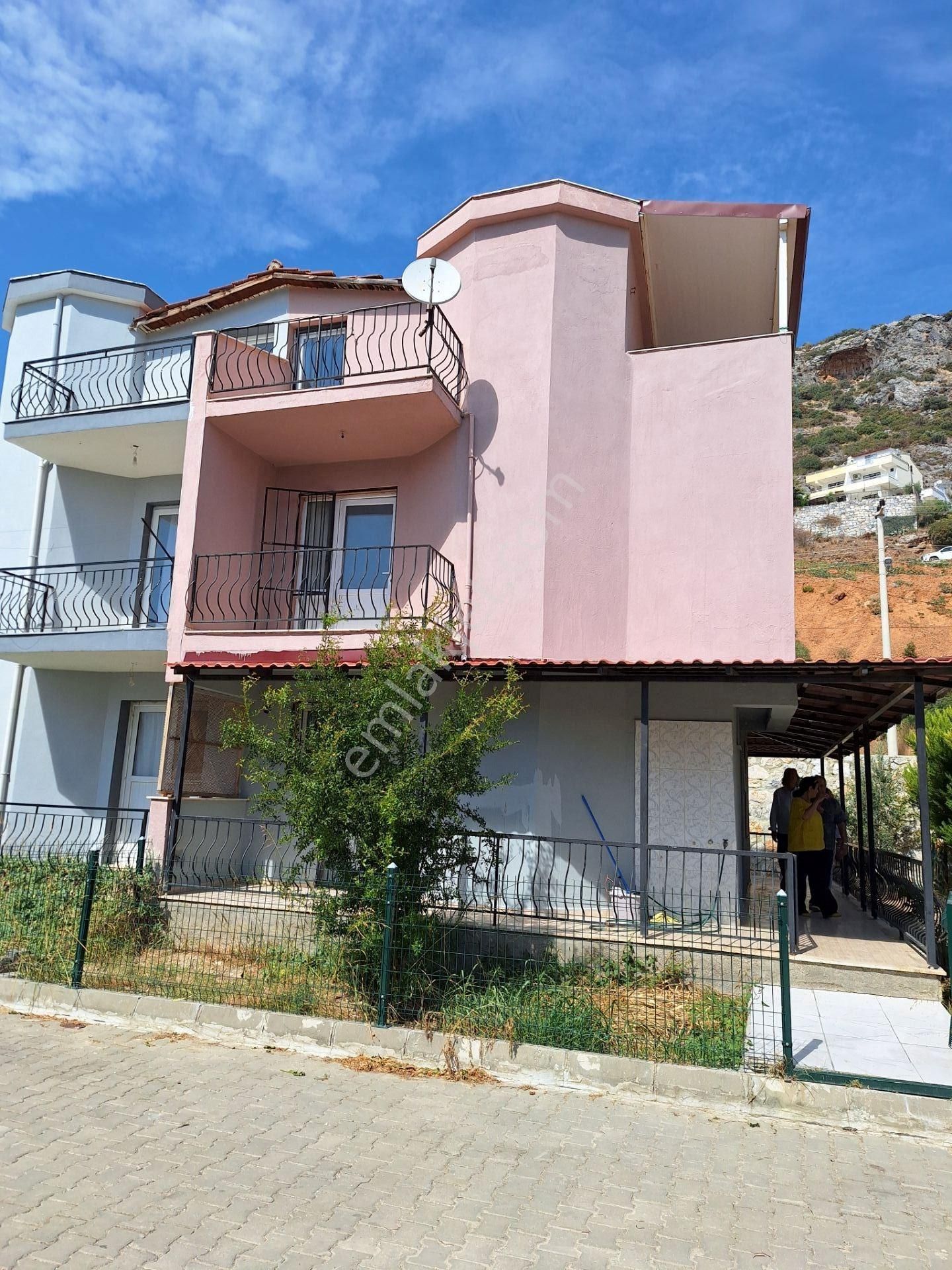 Kuşadası Degirmendere Mahallesinde Triplex 4+1 Satılık Villa