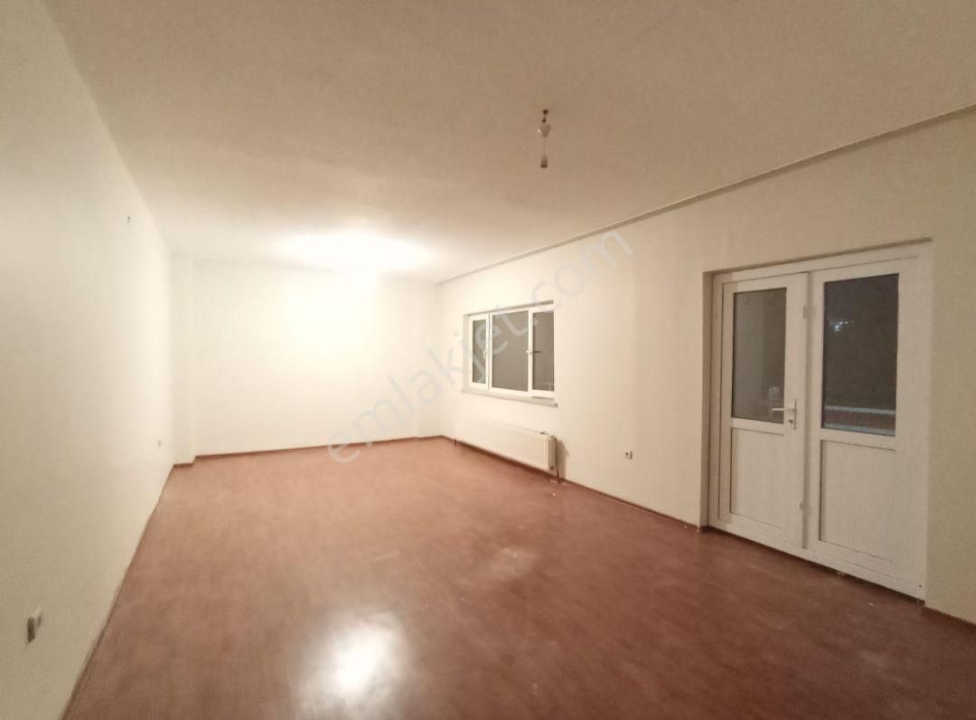 Üçkuyularda Ulaşımı Çok Rahat Kiralık Daire 3+1 Uygun Fiyatlı