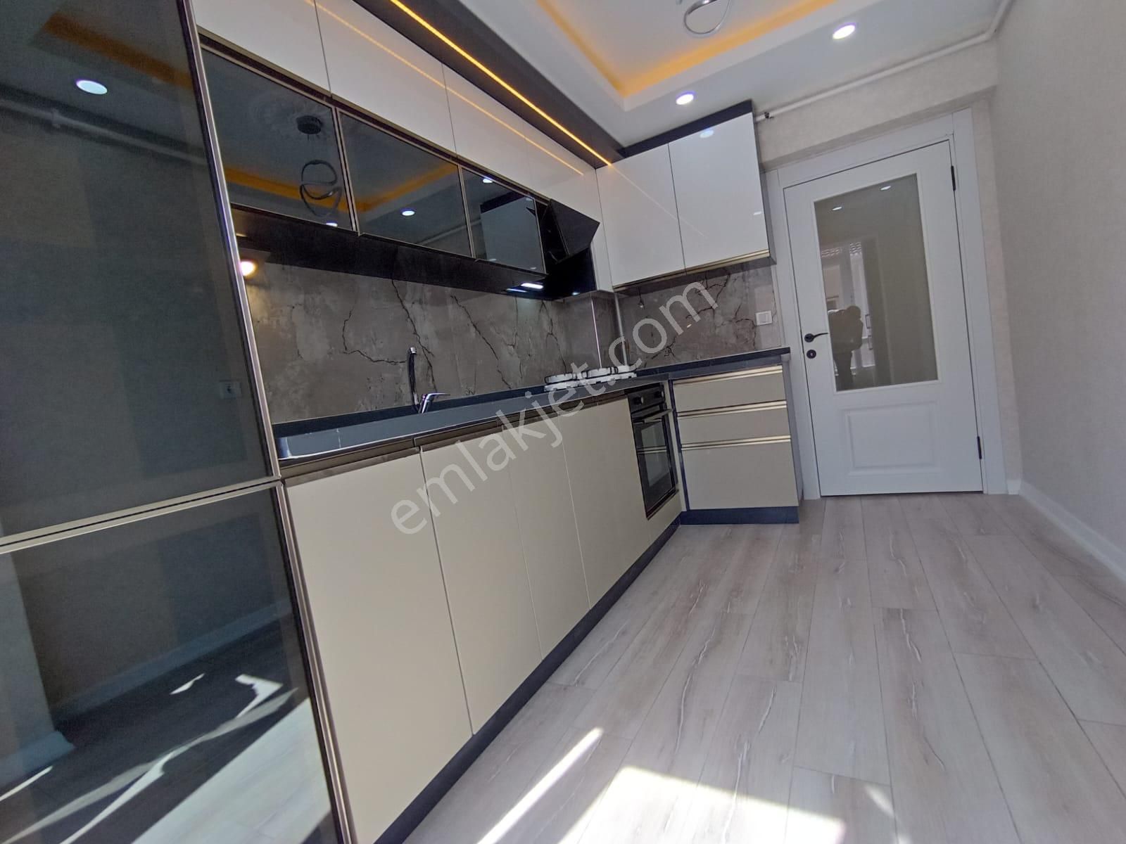 Yazıcı Emlaktan Sincan Plevne Mahallesinde Asansörlü Full Yapılı Satılık 3+1 Daire