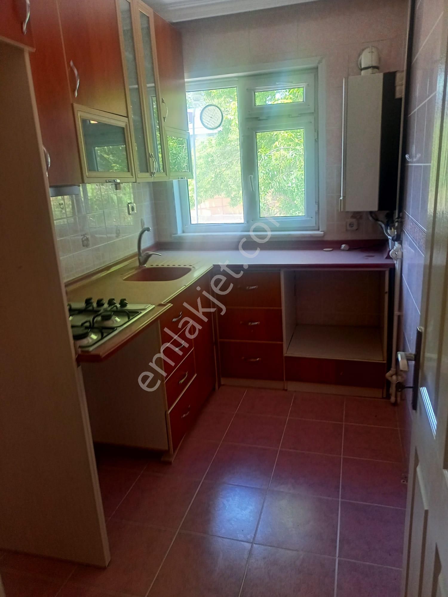 Cihangir Mahallesinde 3 Oda 1 Salon Satılık Daire 1. Kat Krediye Uygun Bina 3 Katlı Metrobüse 3 Dk
