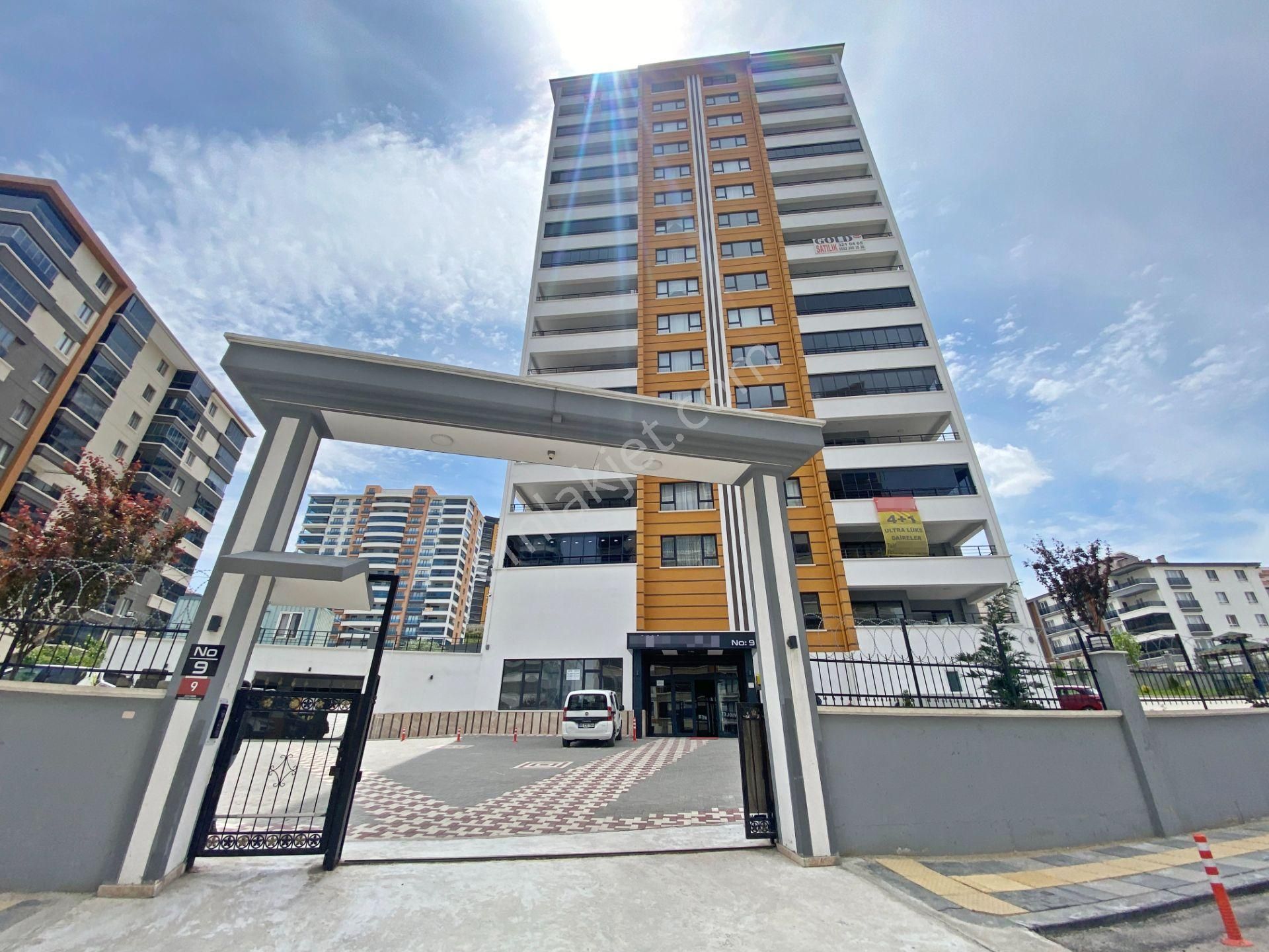 4+1 Sade Ve Şık Tasarım Manzaralı Elit Site Dairesi