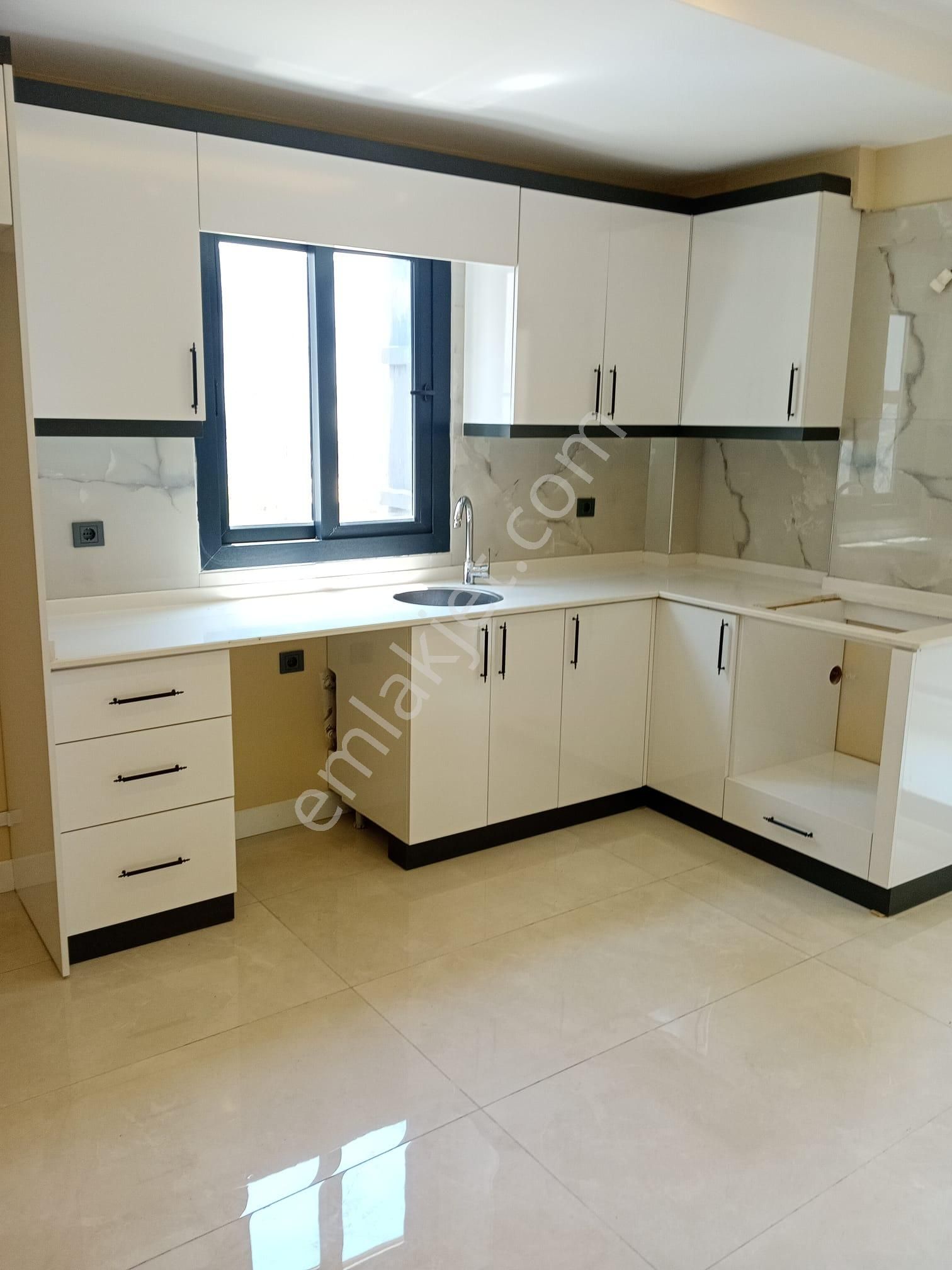 Erdemli Yukarı Alatada Satılık 1+1 45m² Net ( Okula , Pazara Ve Marketlere Yakındır)