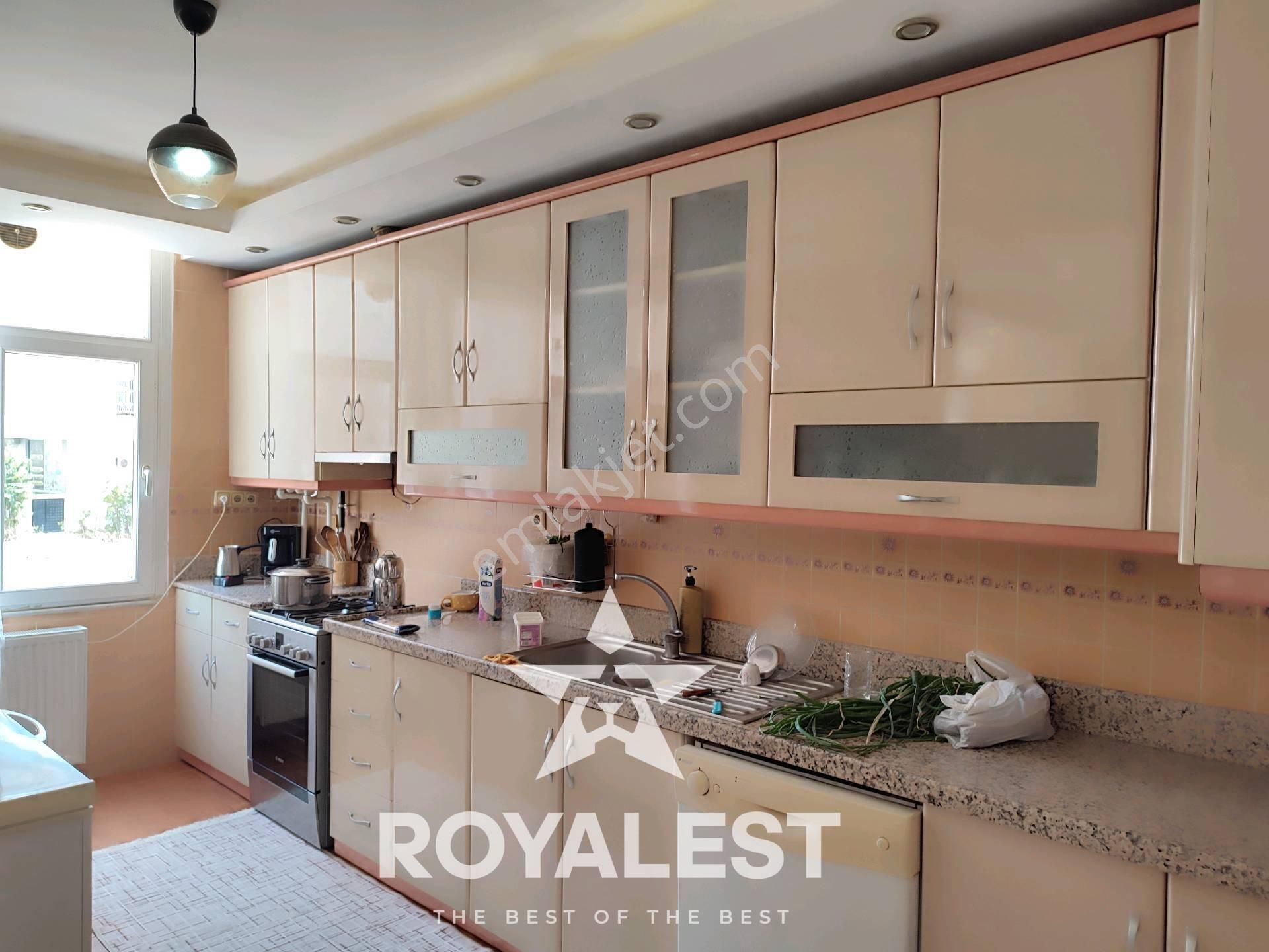 Royalest'ten Merkezi Konumda Ulaşıma Ve Okullara Yakın 3+1 Daire