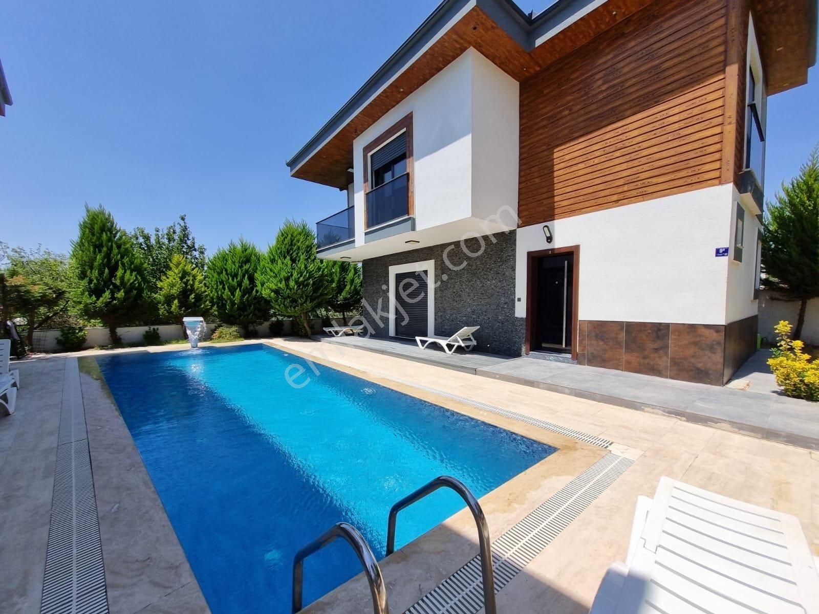 Kuşadası Davutlar Bölgesinde Müstakil Ortak Havuzlu 3+1 Villa