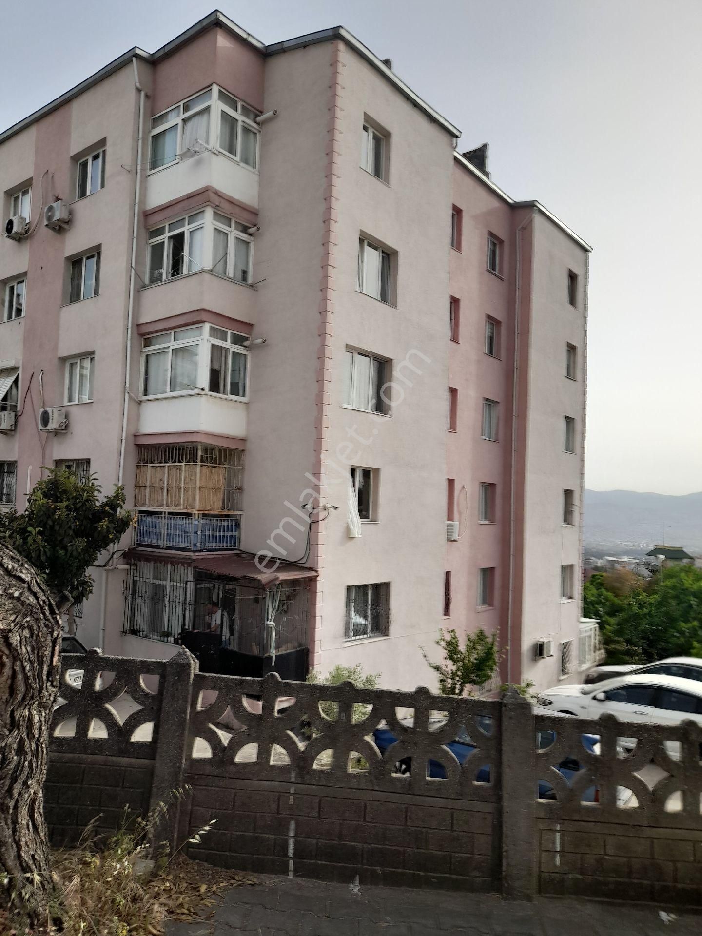İzmir Buca Yedi Göllere Bakan Ferah Doğalgazlı, Otopark Lı Köşe Ferah Bir Dairedir.