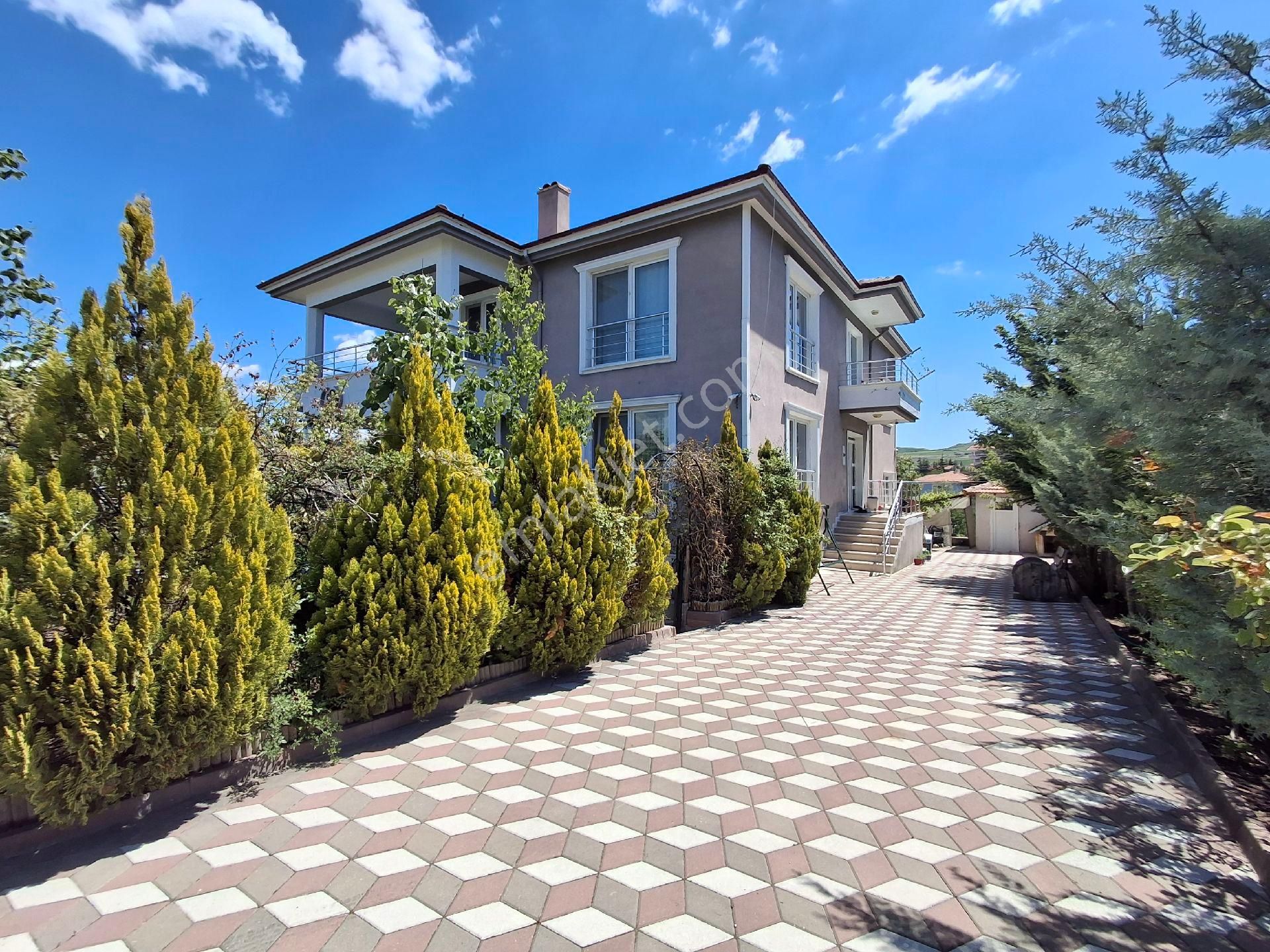 Kısmet Emlak'tan Kayı Mah. 3-katlı Full Lüks Villa