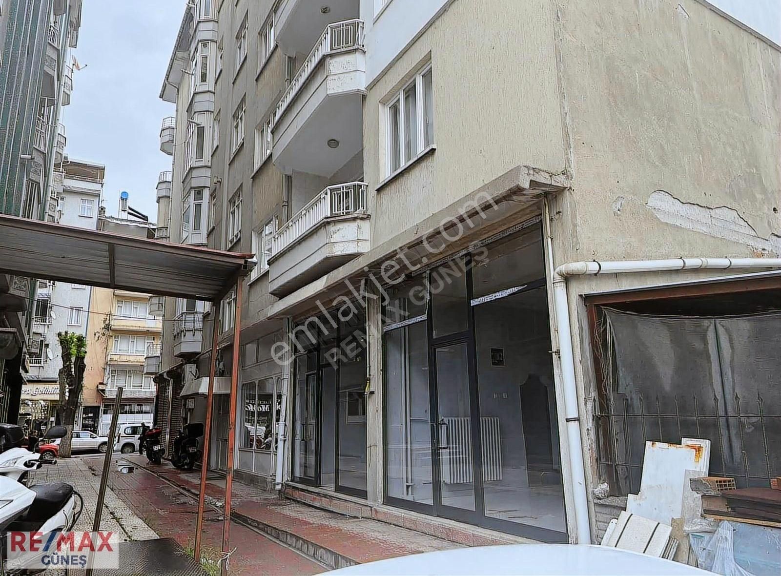 Fuzuli Caddesinde Re/max Güneş'ten Satılık İşyeri