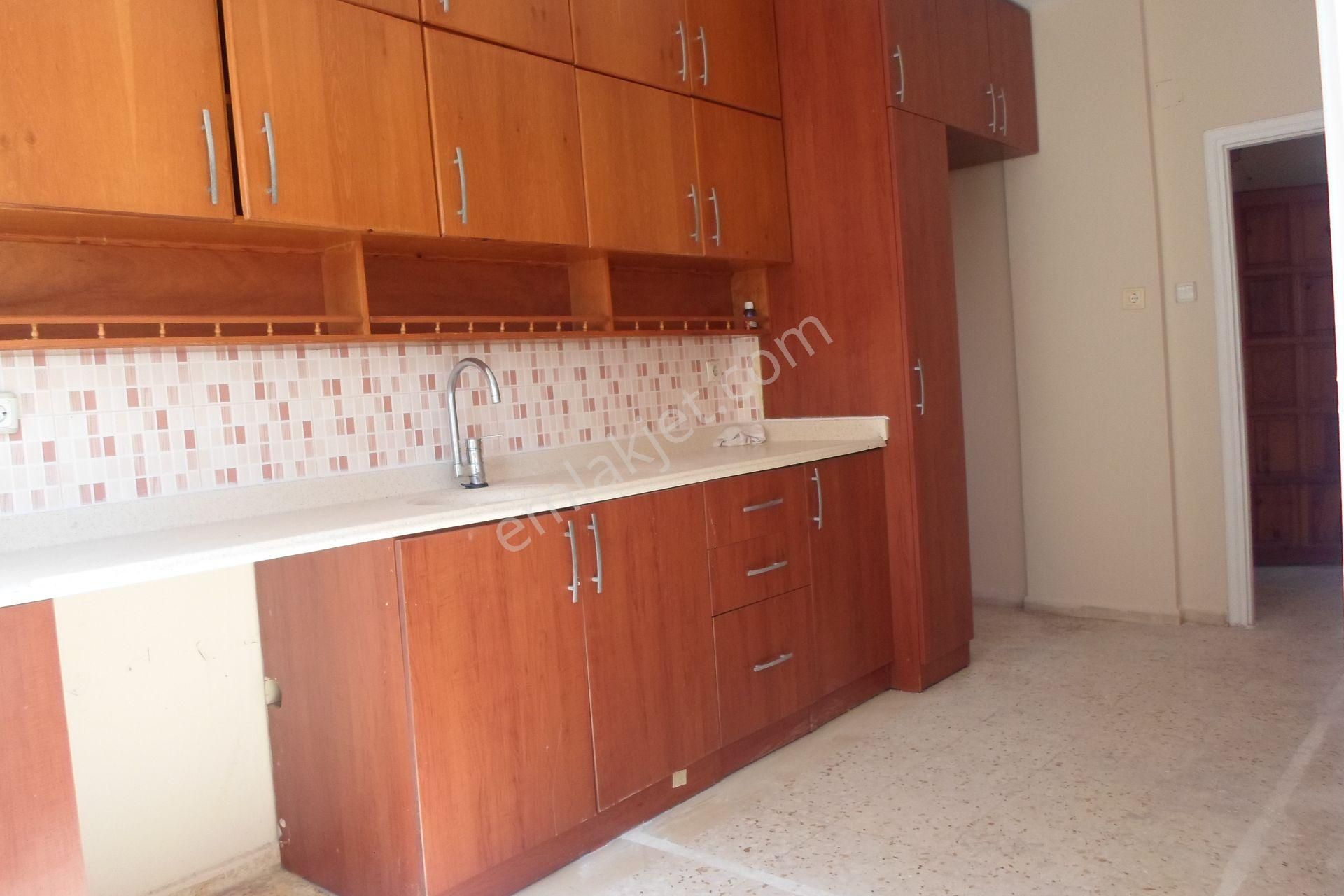 Mersin Mezitli Sahil De Site Otopark 3+1 Kiralık Daire