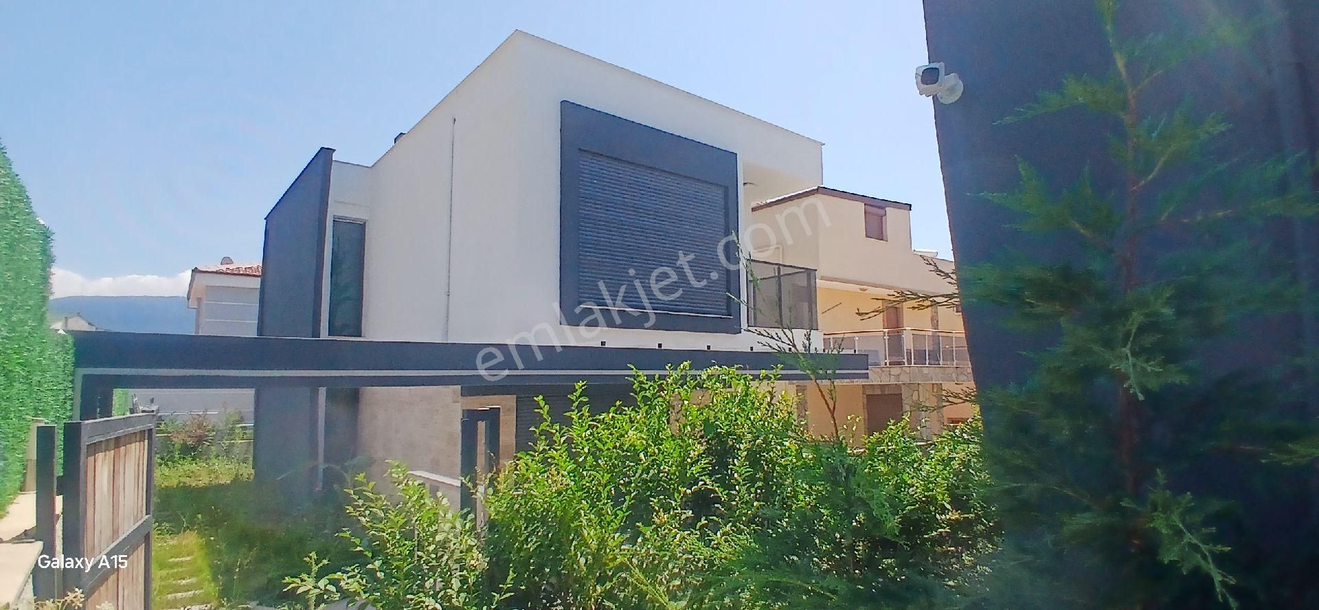 Kuşadası Soğucak Da 235 M2 Arsa İçerisınde Tek Müstakil Özel Havuzlu Villa