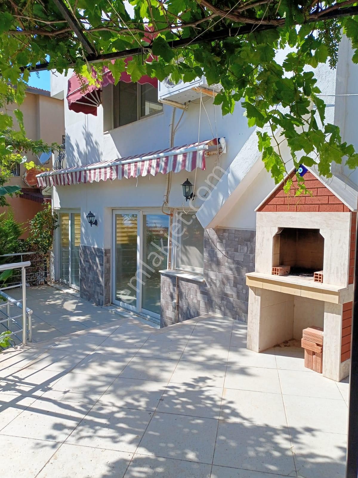 Kuşadası Kadınlar Denizinde Havuzlu Sitede Full Deniz Manzaralı Satılık Villa