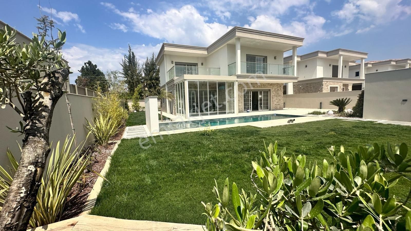 -sahile İlk Sitede Özel Havuzlu, Bahçeli, Otoparklı Müstakil Villa!