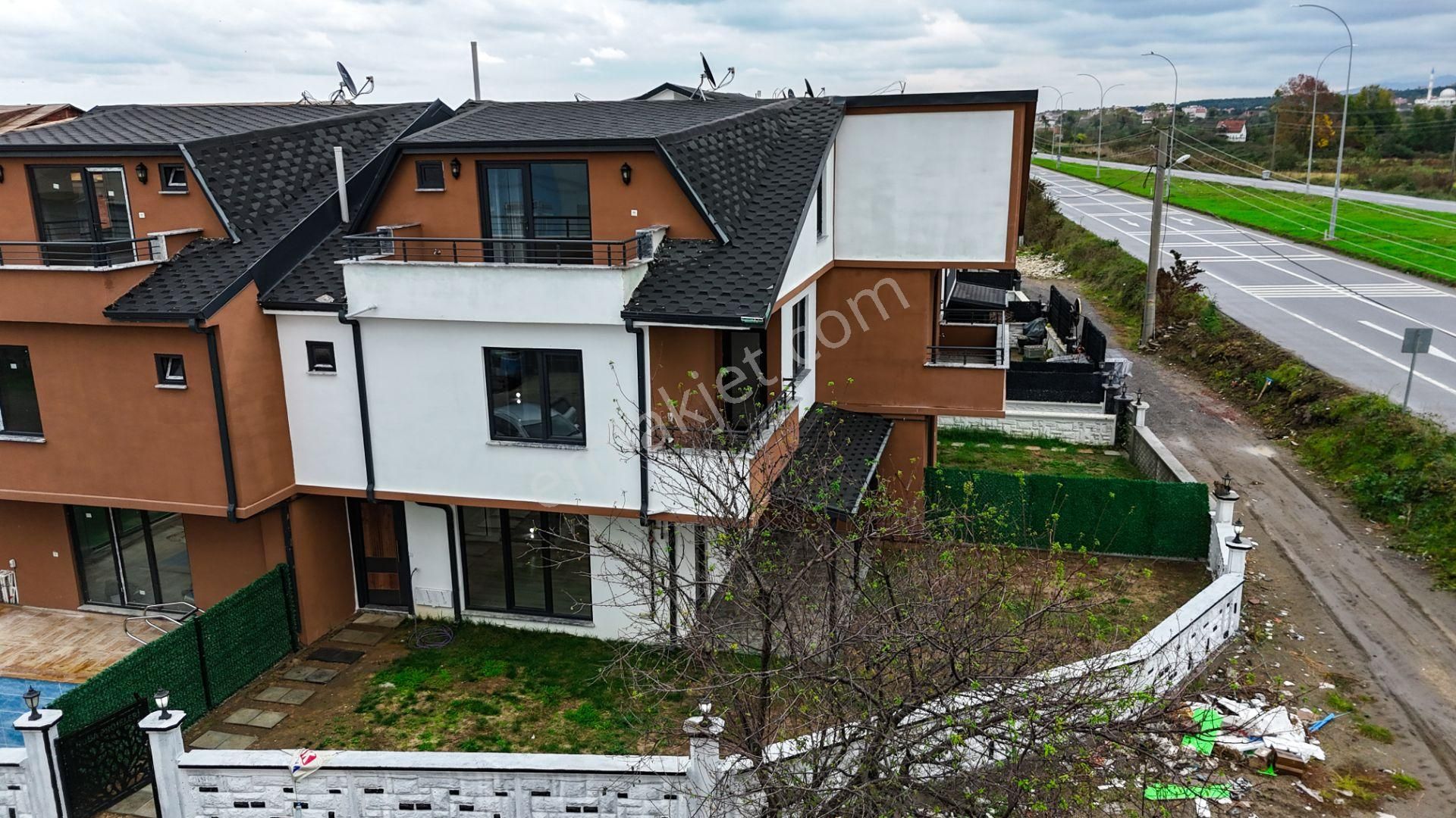 Sakarya Kocaali De Köşe Parselde, Büyük Bahçeli Lüks Villa